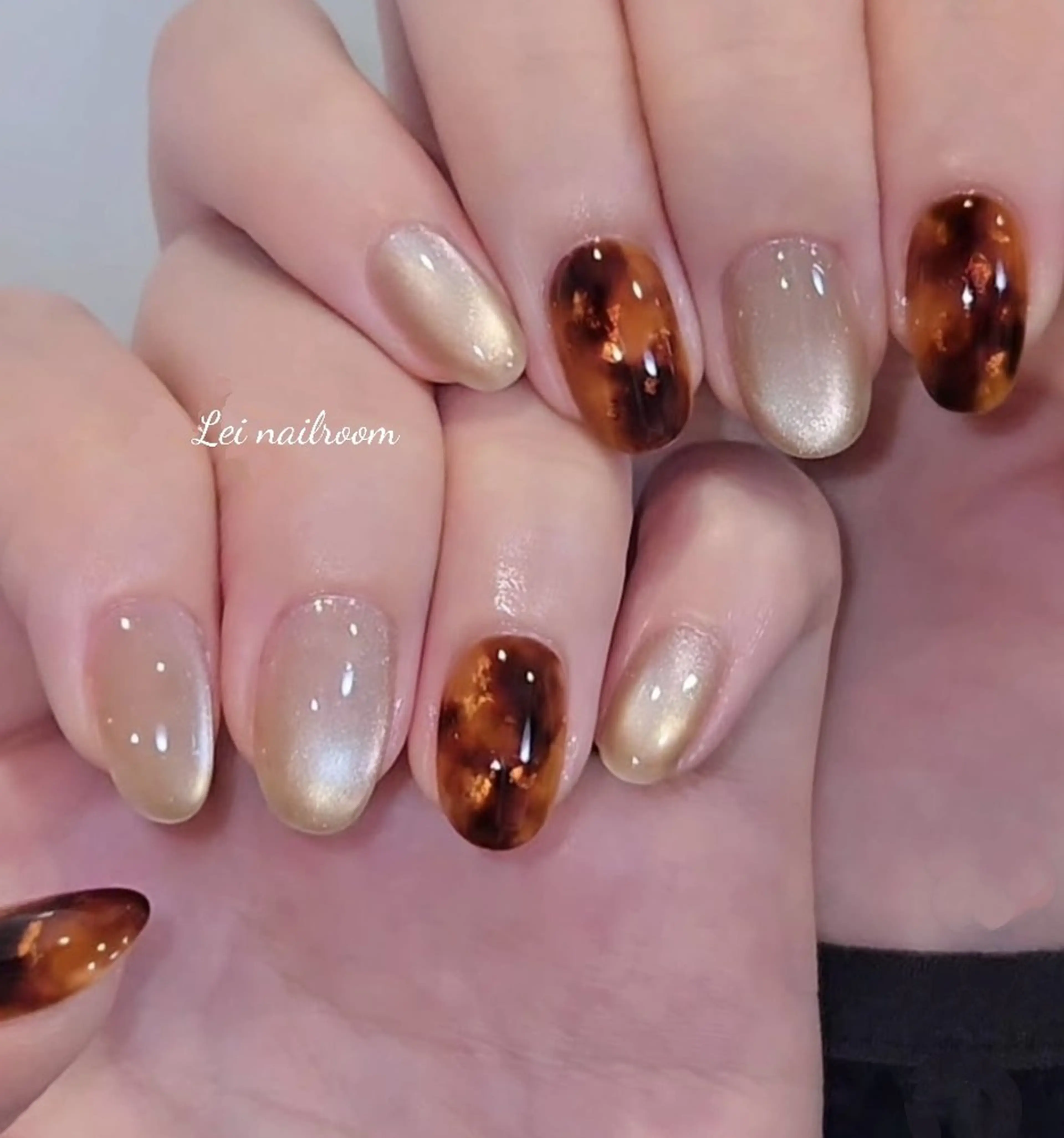 ネイル べっ甲ネイル フットネイル マグネットネイル おそろいネイル ハンドネイル lei🌼 nailroomのネイルデザイン