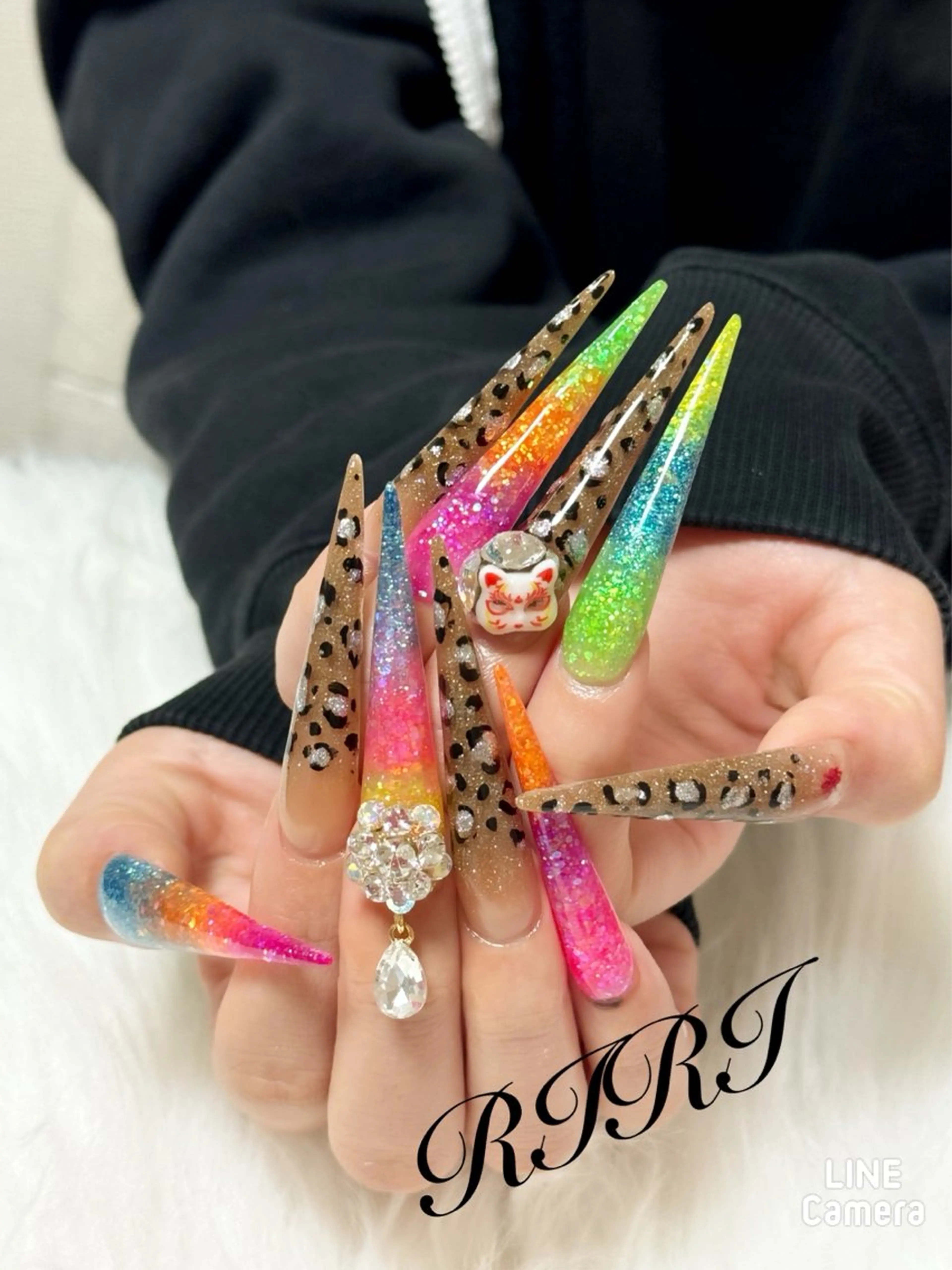 ネイル アニマル柄 フラッシュネイル ジェルネイル ラメ(グリッター) ロングネイル riri オーナーのネイルデザイン