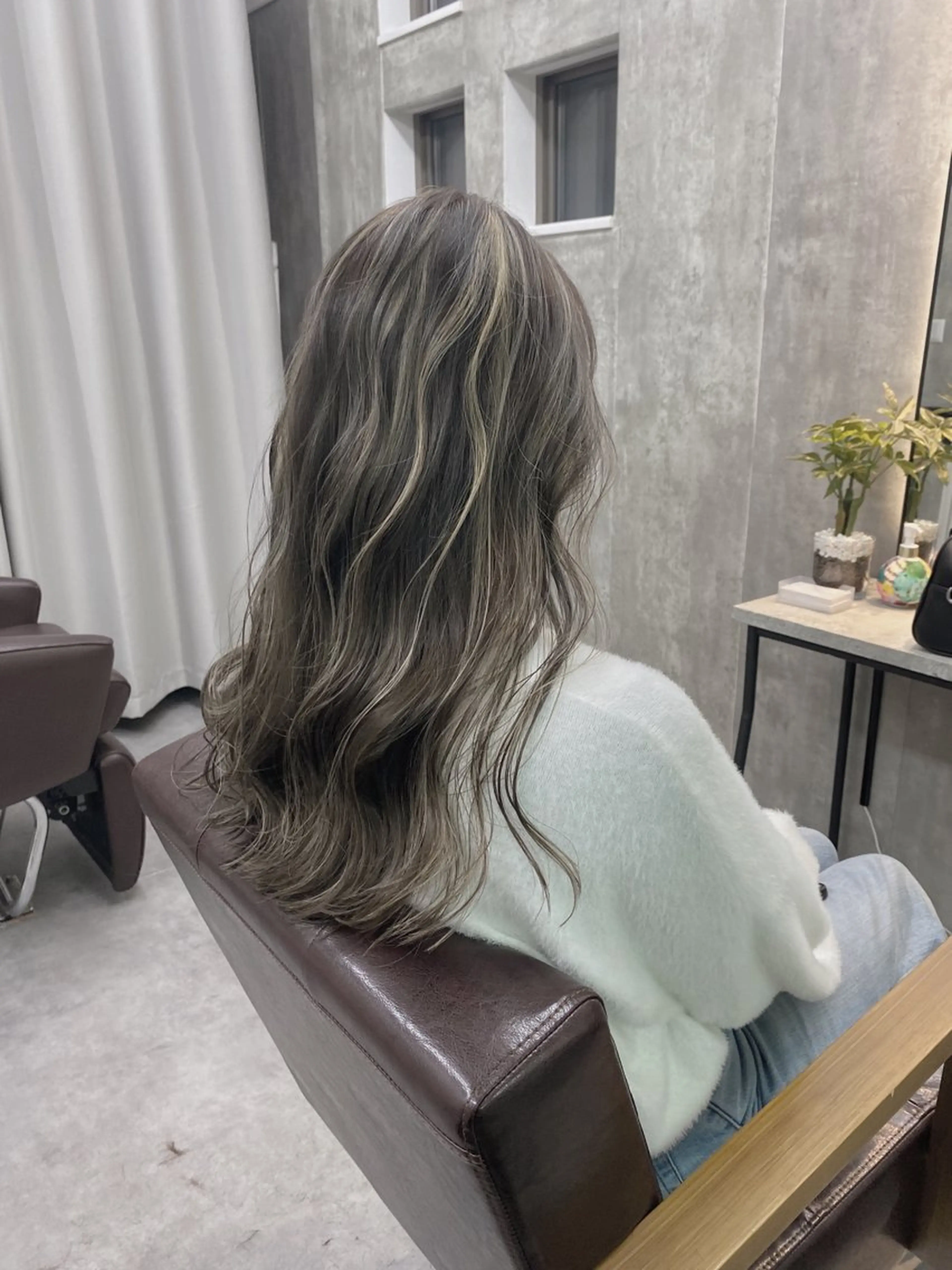 ロング カラー バレイヤージュ ブリーチ グレージュ ハイライトカラー ハイライト 1席のみの 美容室IKKIのヘアスタイル