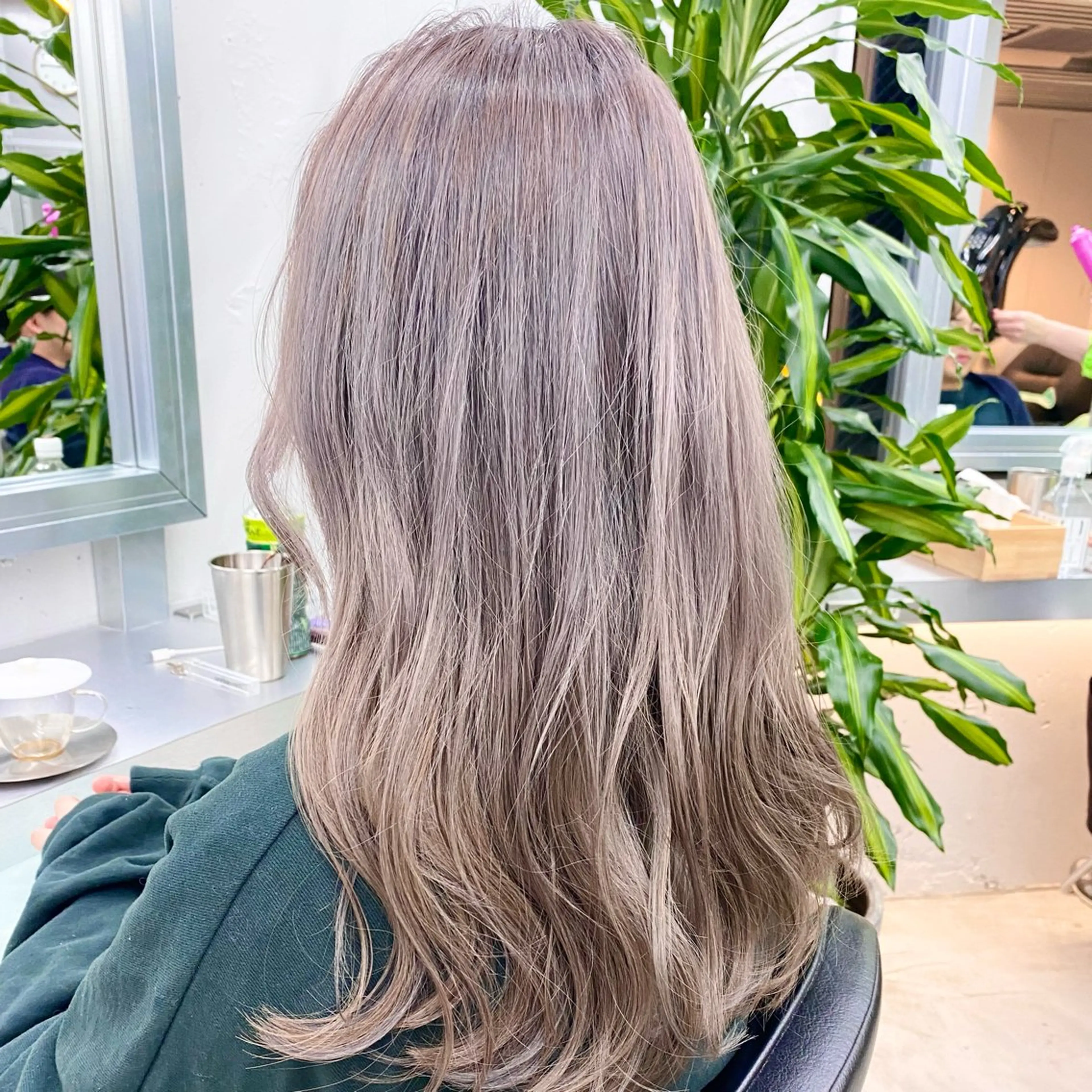 セミロング カラー ブリーチ 透明感カラー グラデーションカラー グレージュ シルバー カット ヘアカラー トリートメント 艶髪と透明感を ‼️/若林のヘアスタイル