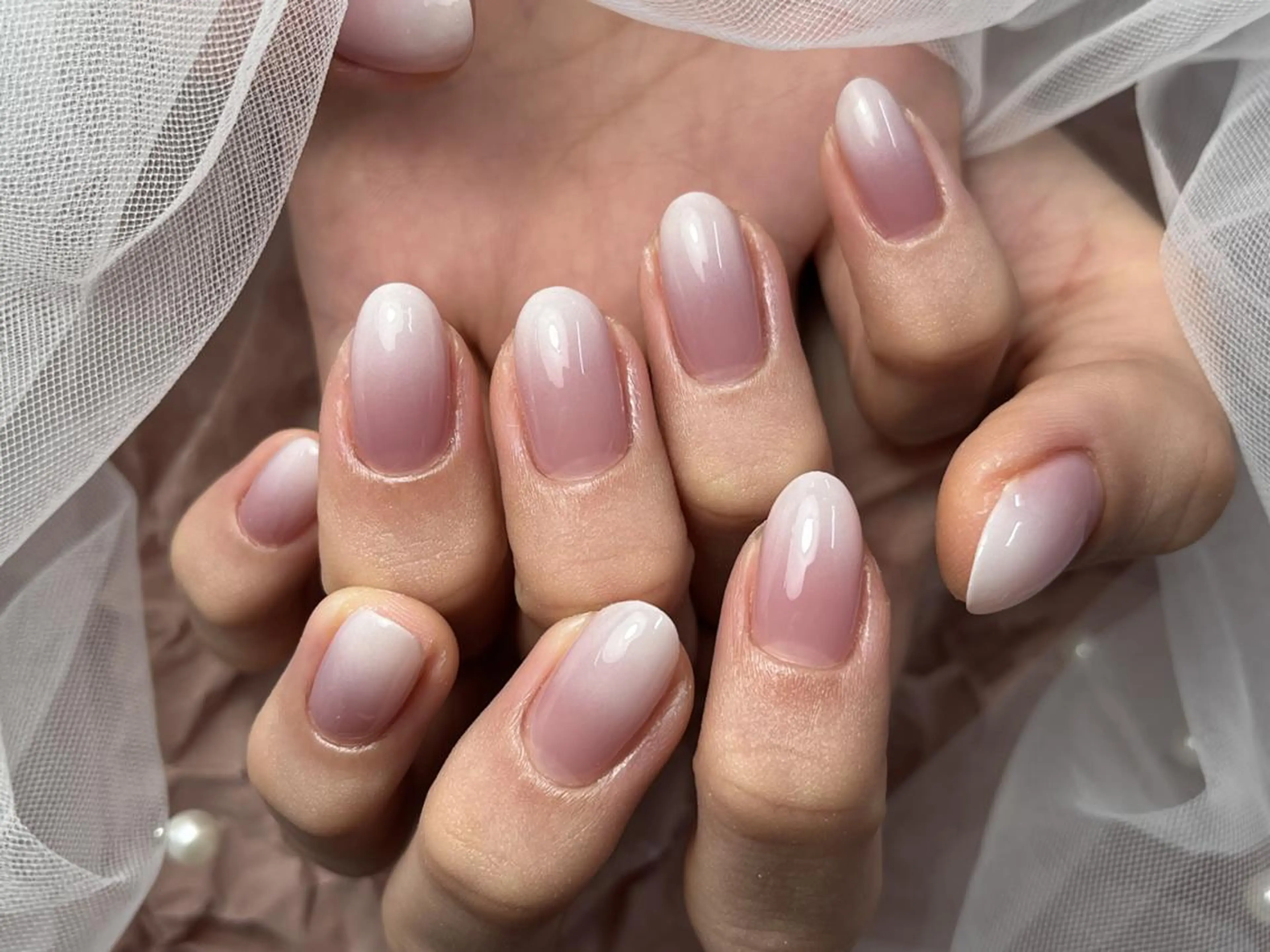 ネイル カジュアル グラデーション ピンク シンプルネイル ホワイト ハンドネイル ハンドケア ToliyDeliy Nail Salonのネイルデザイン