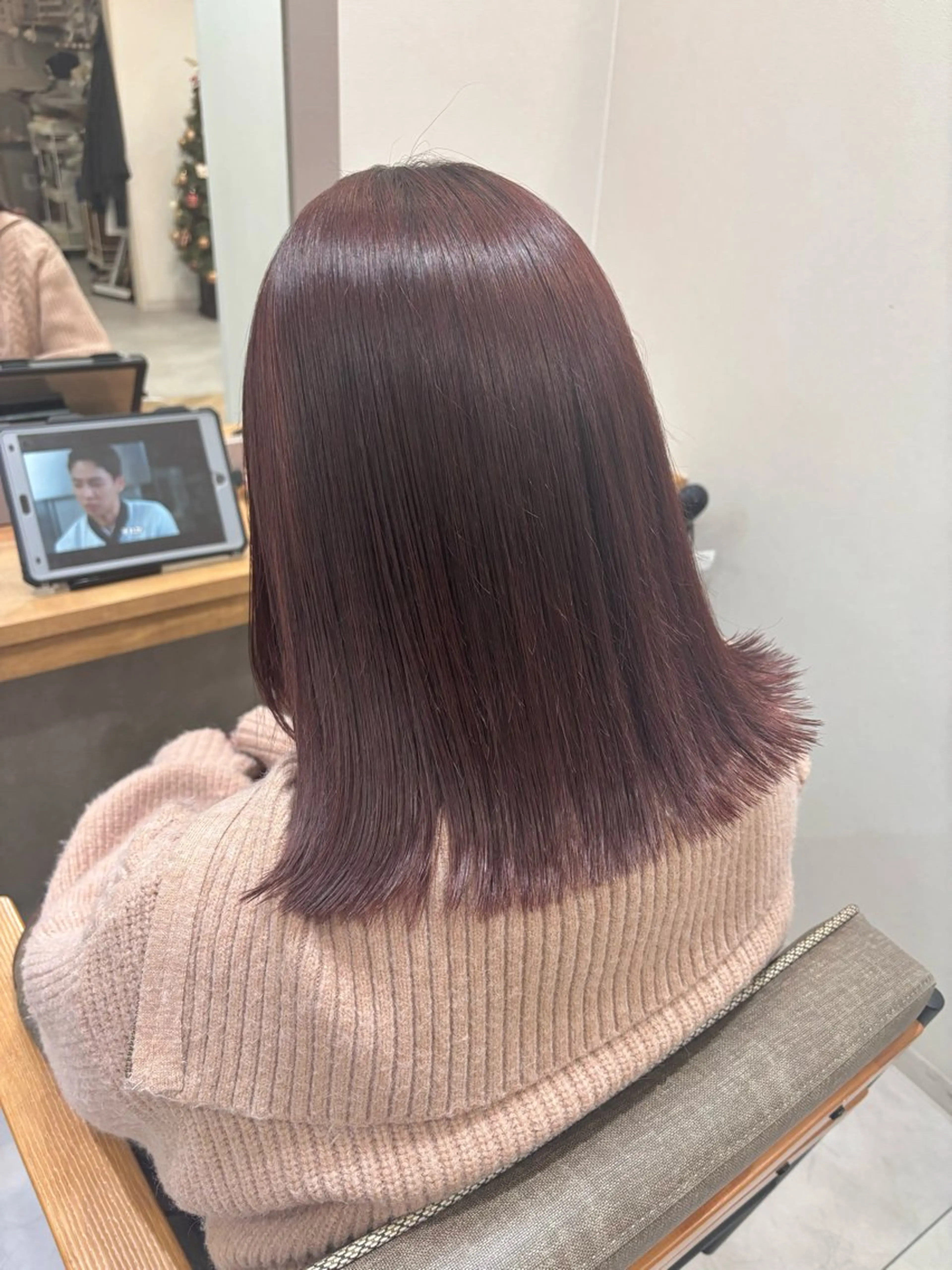 ミディアム カラー パーマ ボルドーカラー ストレートパーマ くさかみさき🌼暖色 /耳つぼ/オタク🌼のヘアスタイル