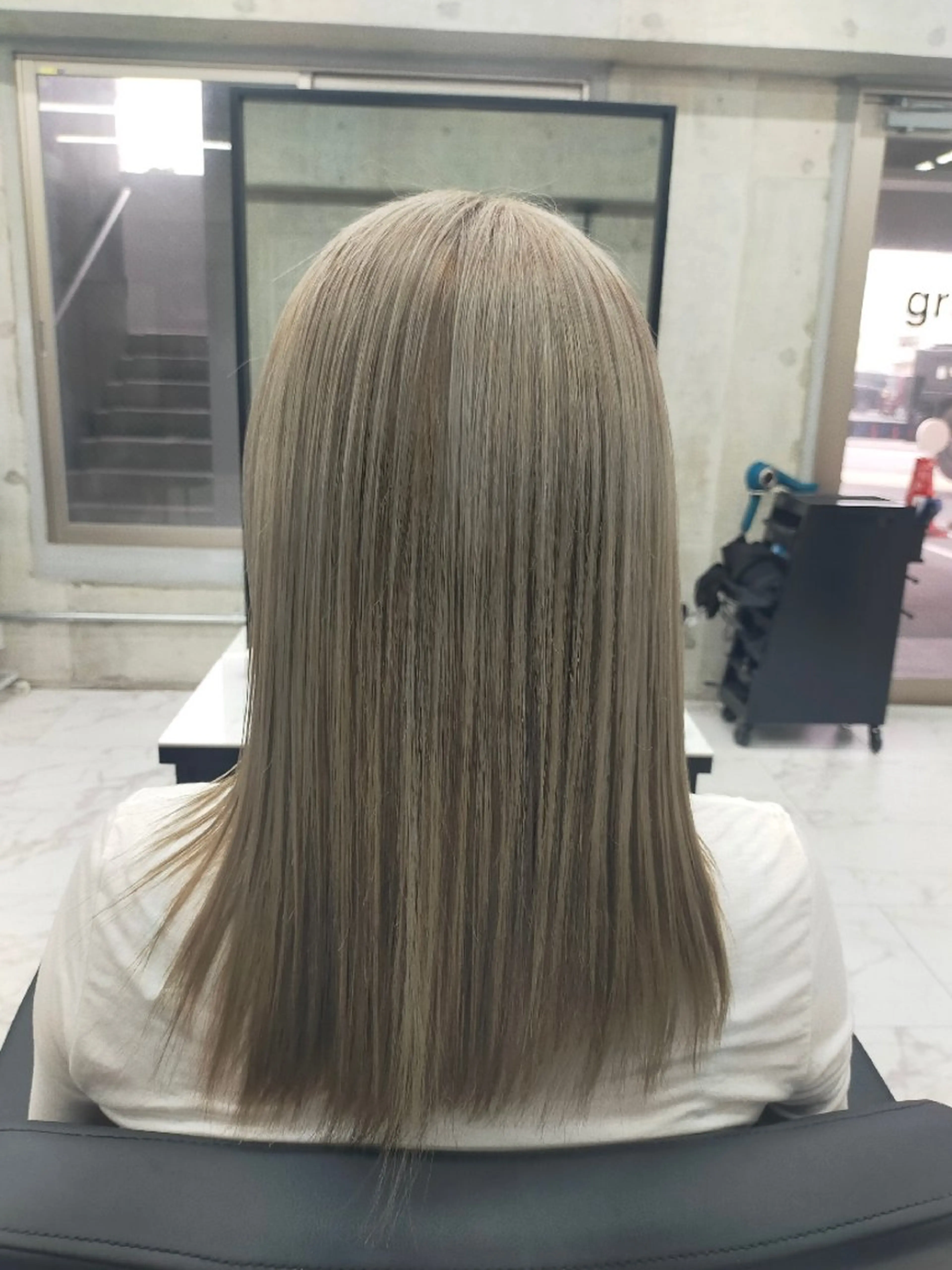 カラー ブリーチ ブロンド シルバー ホワイトブロンド ホワイトシルバー ヘアカラー トリートメント MASA Raffinrのヘアスタイル