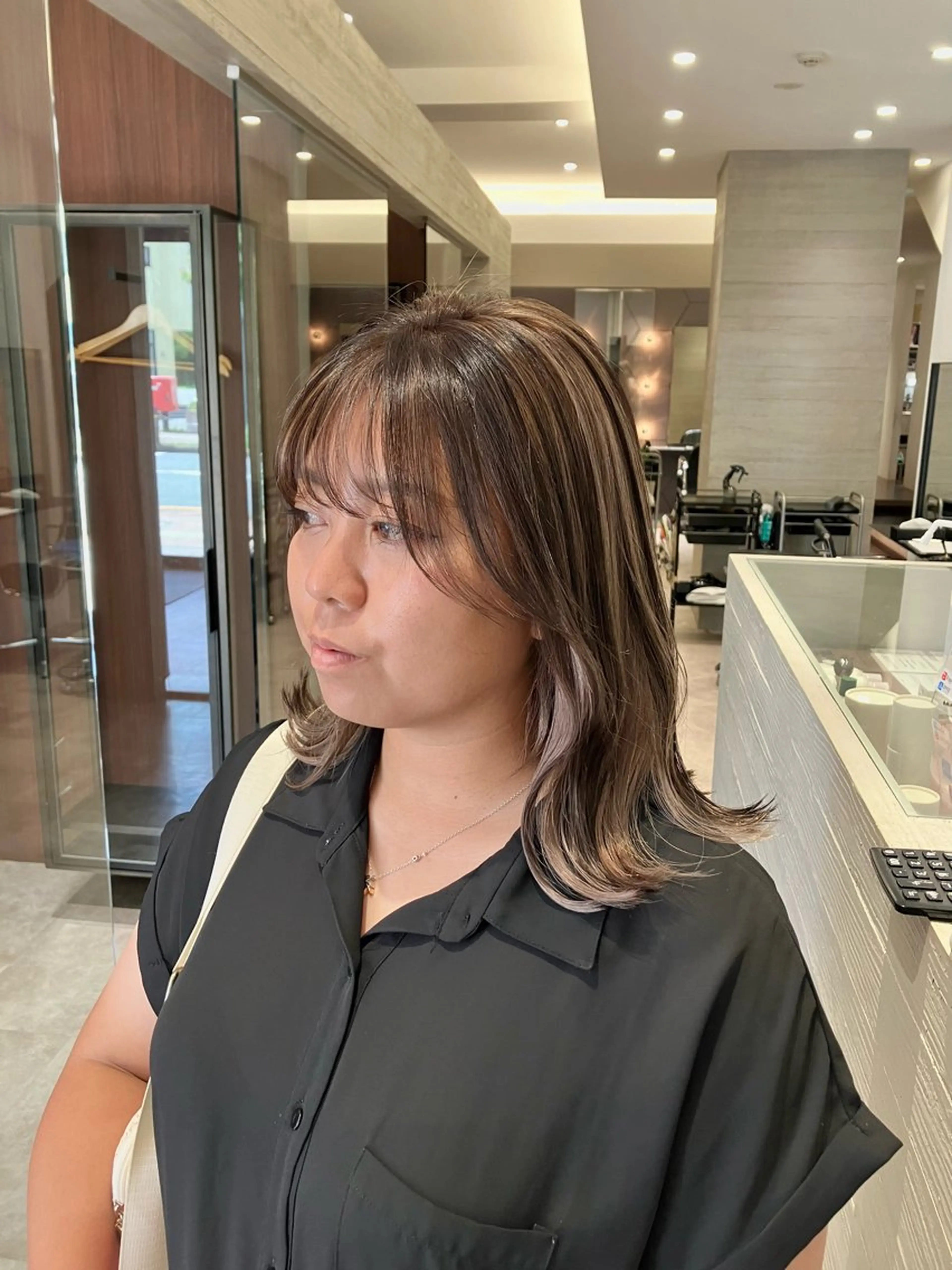 ミディアム カラー ベージュカラー ハイライトカラー ピンクカラー シルバー シルバーベージュ ヘアカラー サキ🤍ハイトーン 🩰くびれ巻きヘアのヘアスタイル