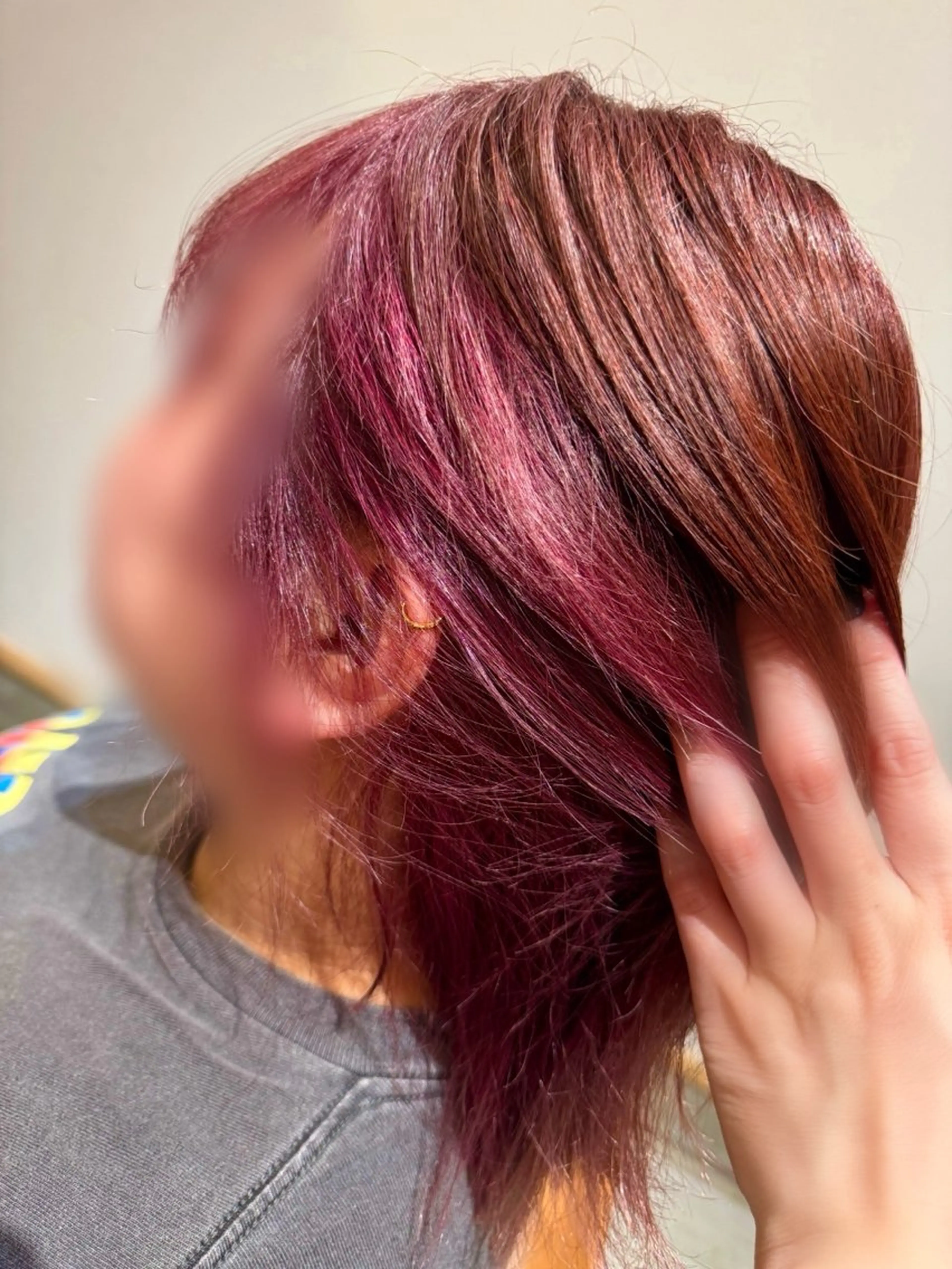 カラー ブリーチ インナーカラー ピンクカラー レッドカラー コバヤシ ヒナのヘアスタイル