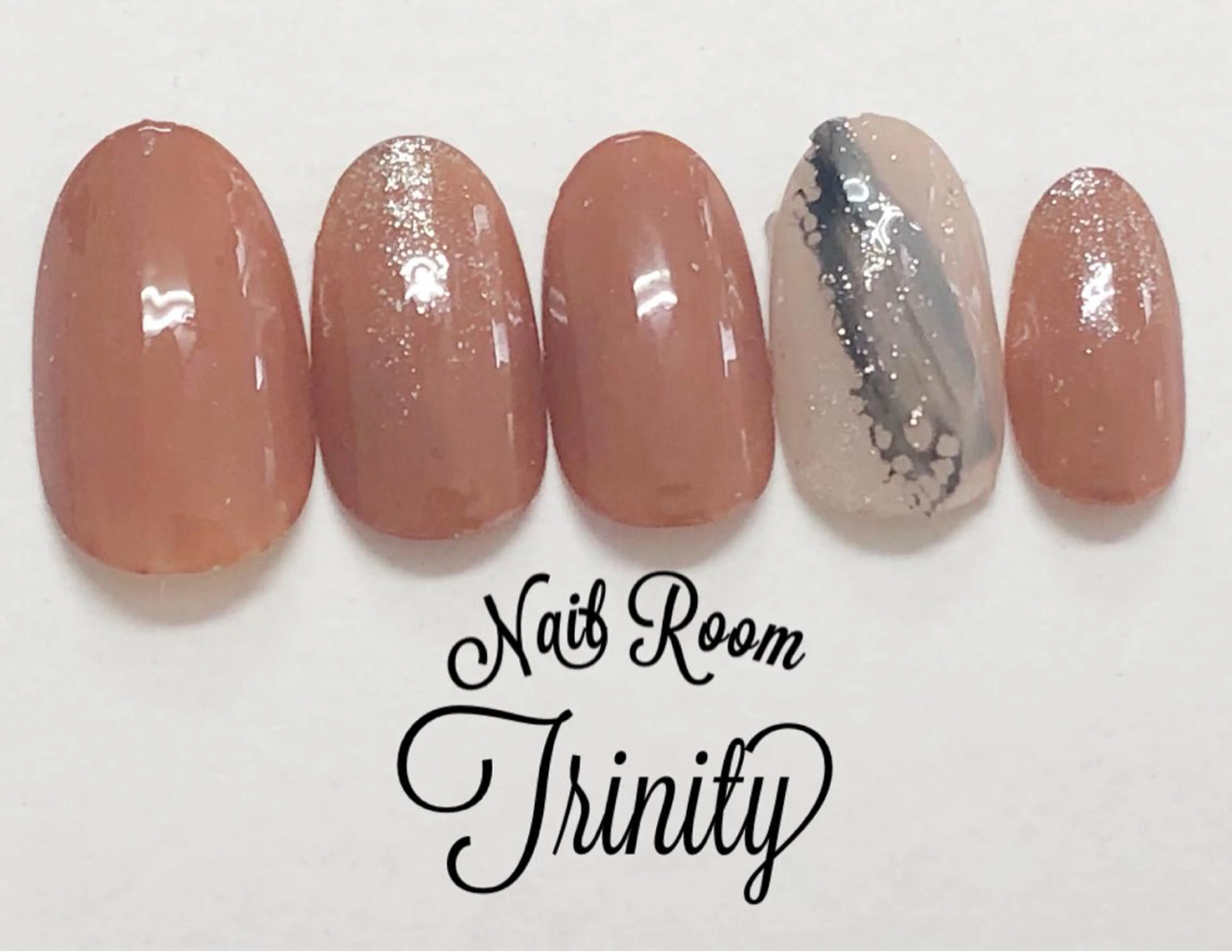 ネイル ハンドネイル Trinity ネイリストスタッフのネイルデザイン