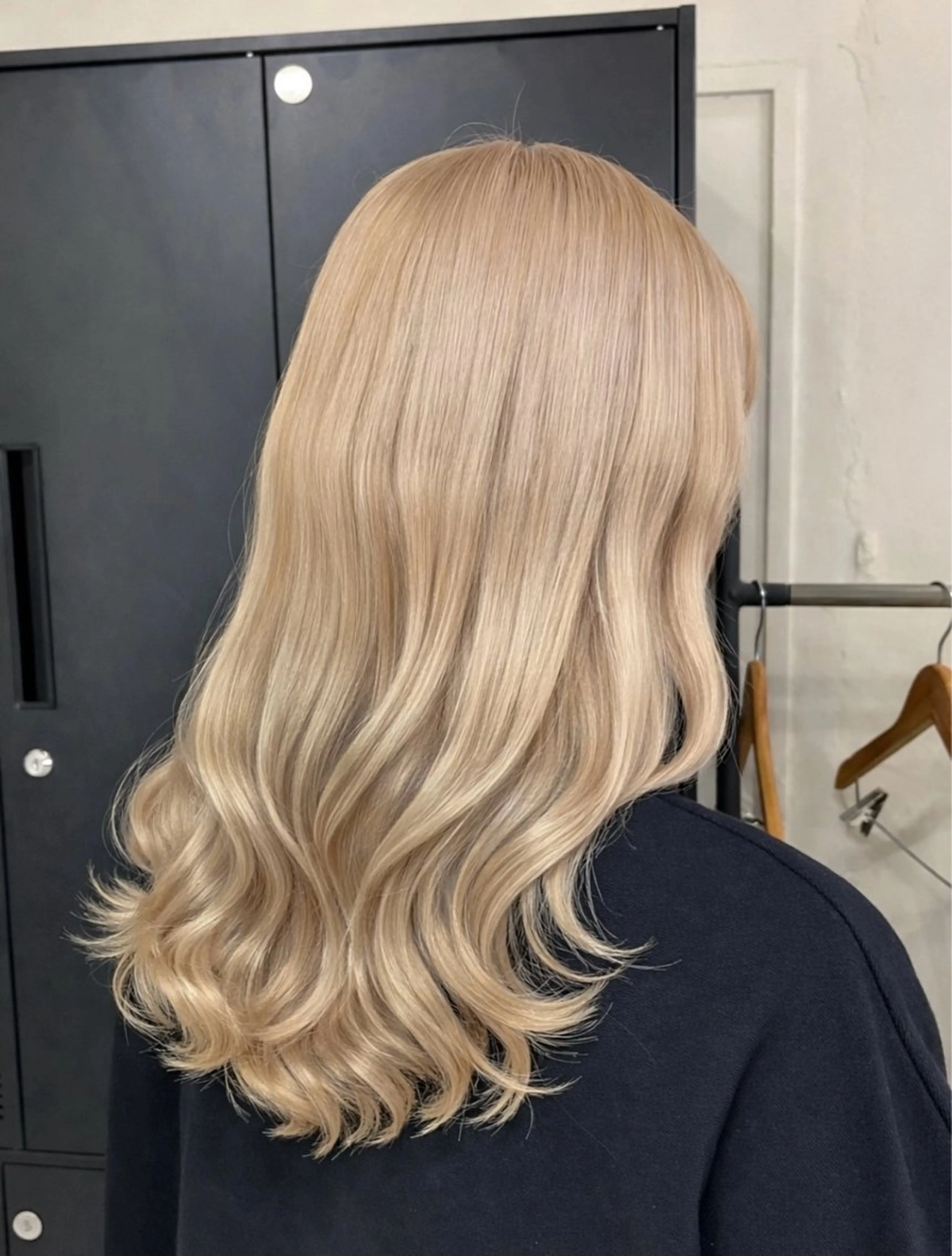 ロング カラー ベージュカラー ブリーチ ブロンド ダブルカラー ハイトーンカラー カット ヘアカラー トリートメント Attrait .のヘアスタイル