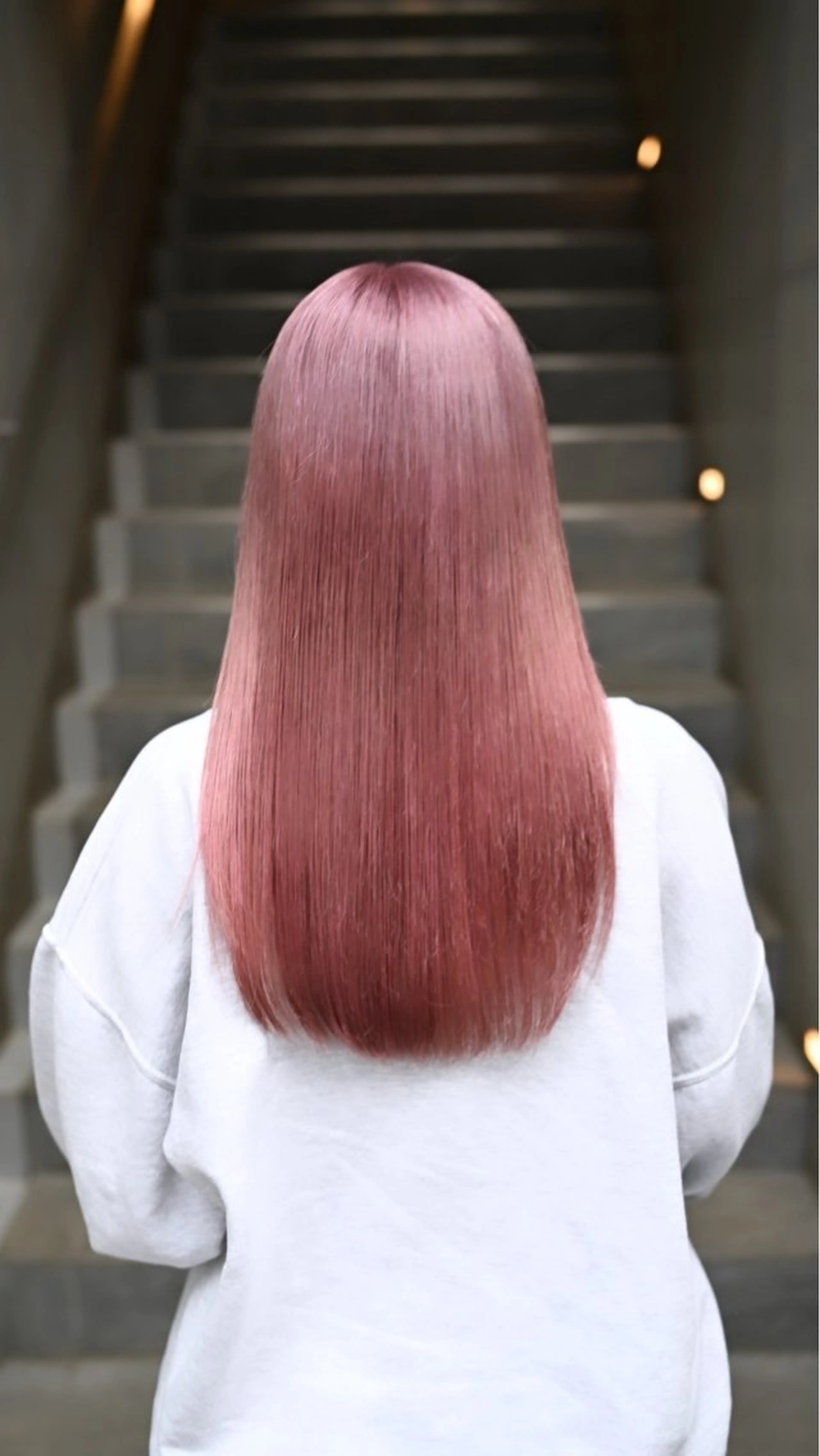 カラー ヒナ/レイヤーカット 艶感ワンカラーのヘアスタイル