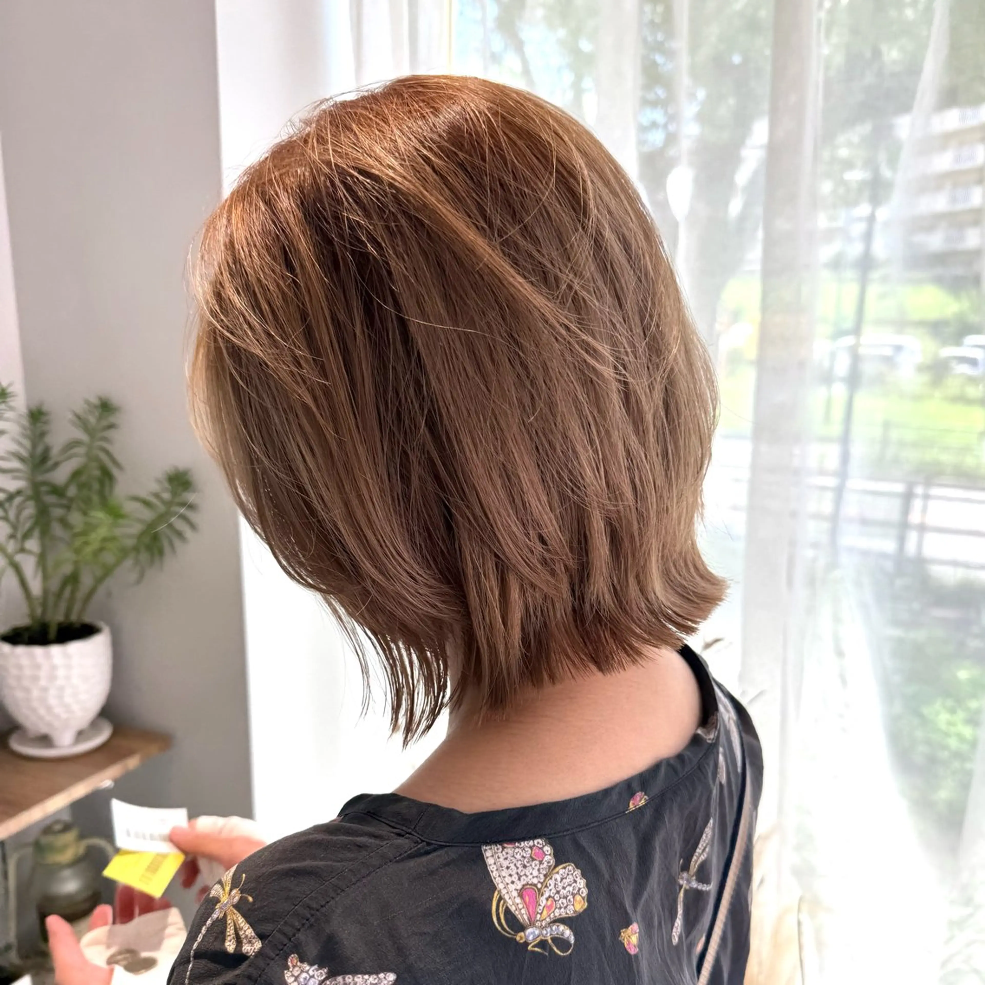 ショート カラー ベージュカラー ダブルカラー ミルクティーベージュ カット ヘアカラー cipre シンモン チナリのヘアスタイル