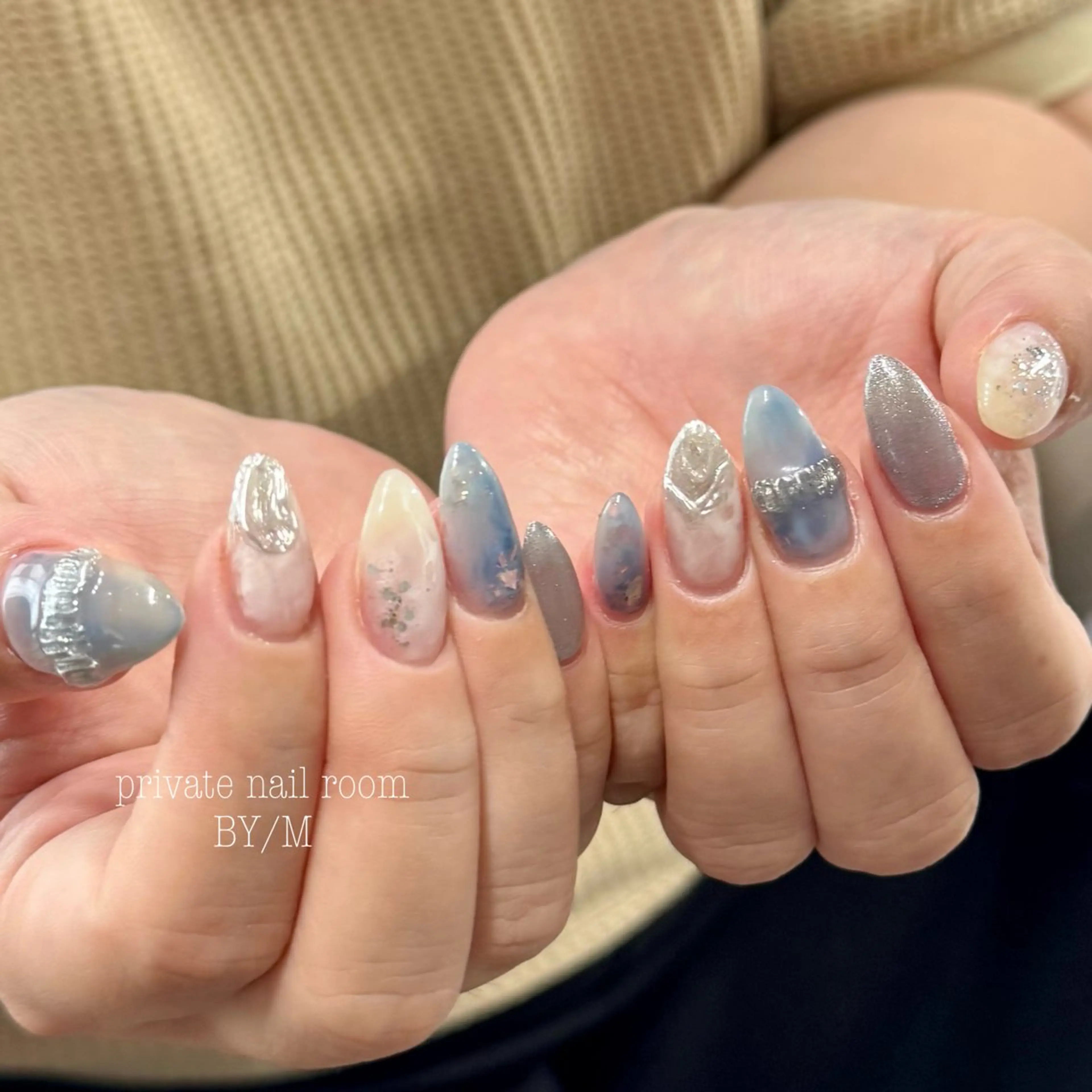 ネイル ブルー ミラーネイル 持ち込み ニュアンスネイル シルバー ハンドネイル BY / Mのネイルデザイン