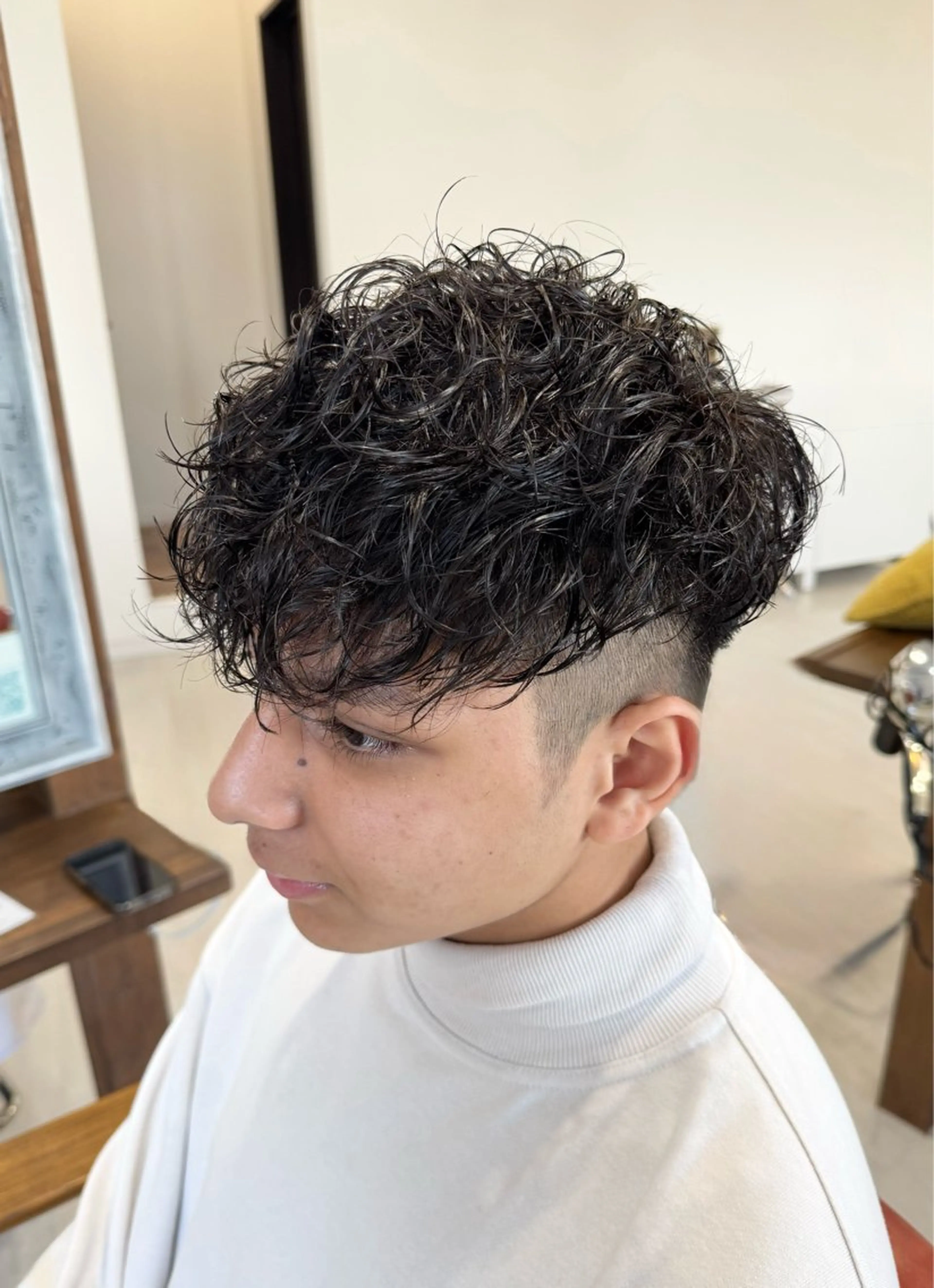 パーマ メンズ フェードカット スペインカール カット パーマ トリートメント ハイトーン/外国人風 カラー/メンズパーマのヘアスタイル