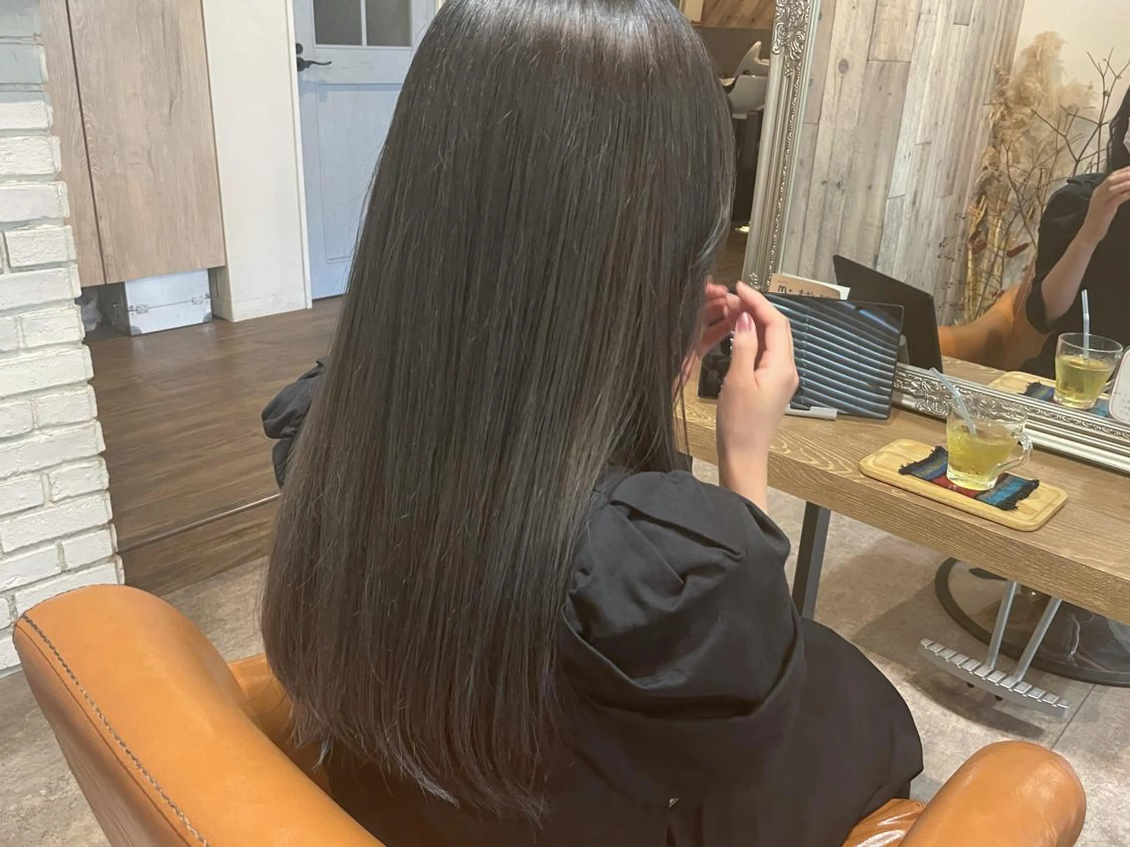 ロング アッシュ HARE 川崎晴佳のヘアスタイル