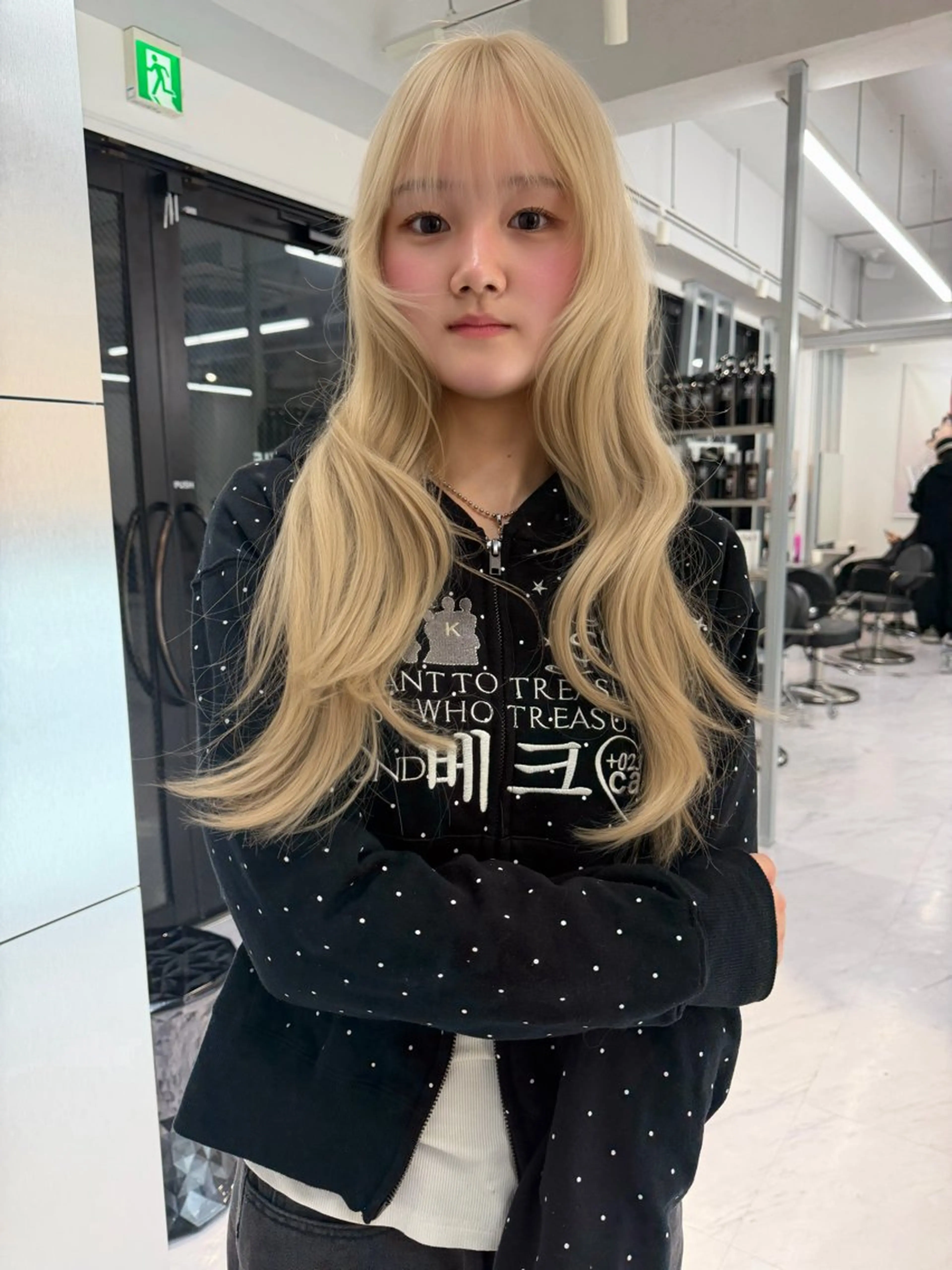 ロング カラー ベージュカラー ブリーチ ブロンド ケアブリーチ デザインカラー ヘアカラー トリートメント TATSUブリーチ/ ミルクティーベージュのヘアスタイル