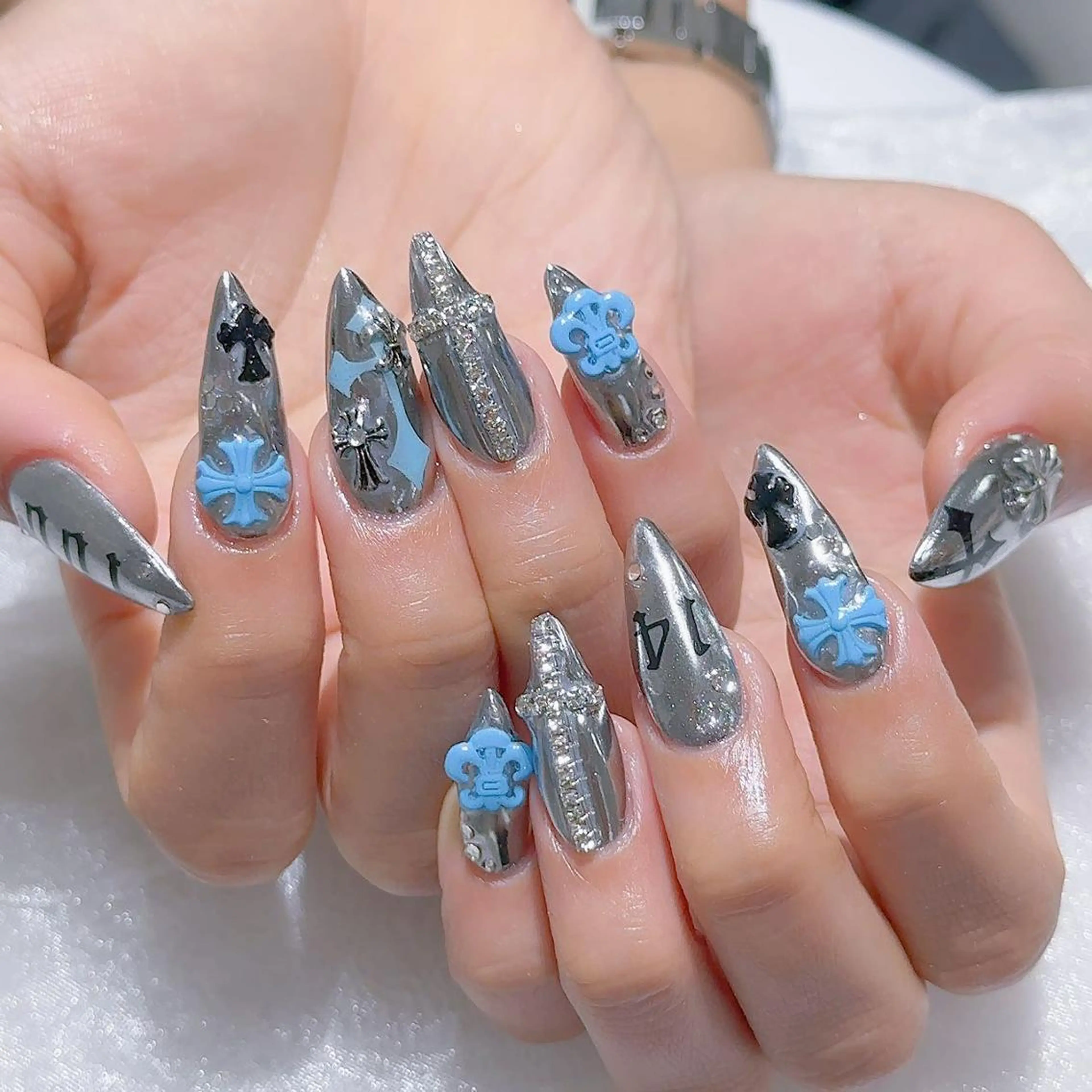 ネイル ハンドネイル Queen‘s なんのネイルデザイン