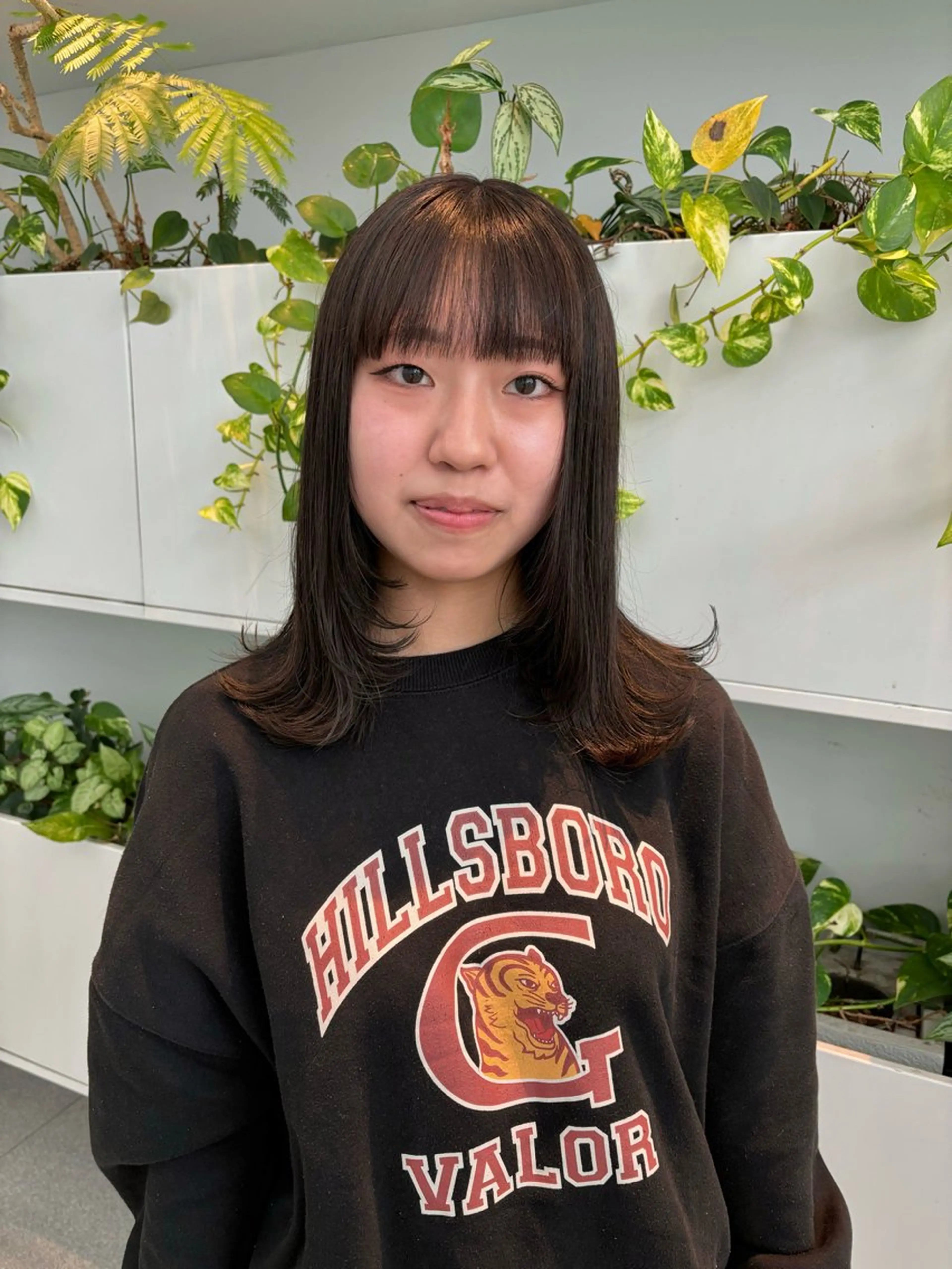 ミディアム カラー シルバー 伸ばしかけ レイヤーカット くさかみさき🌼暖色 /耳つぼ/オタク🌼のヘアスタイル