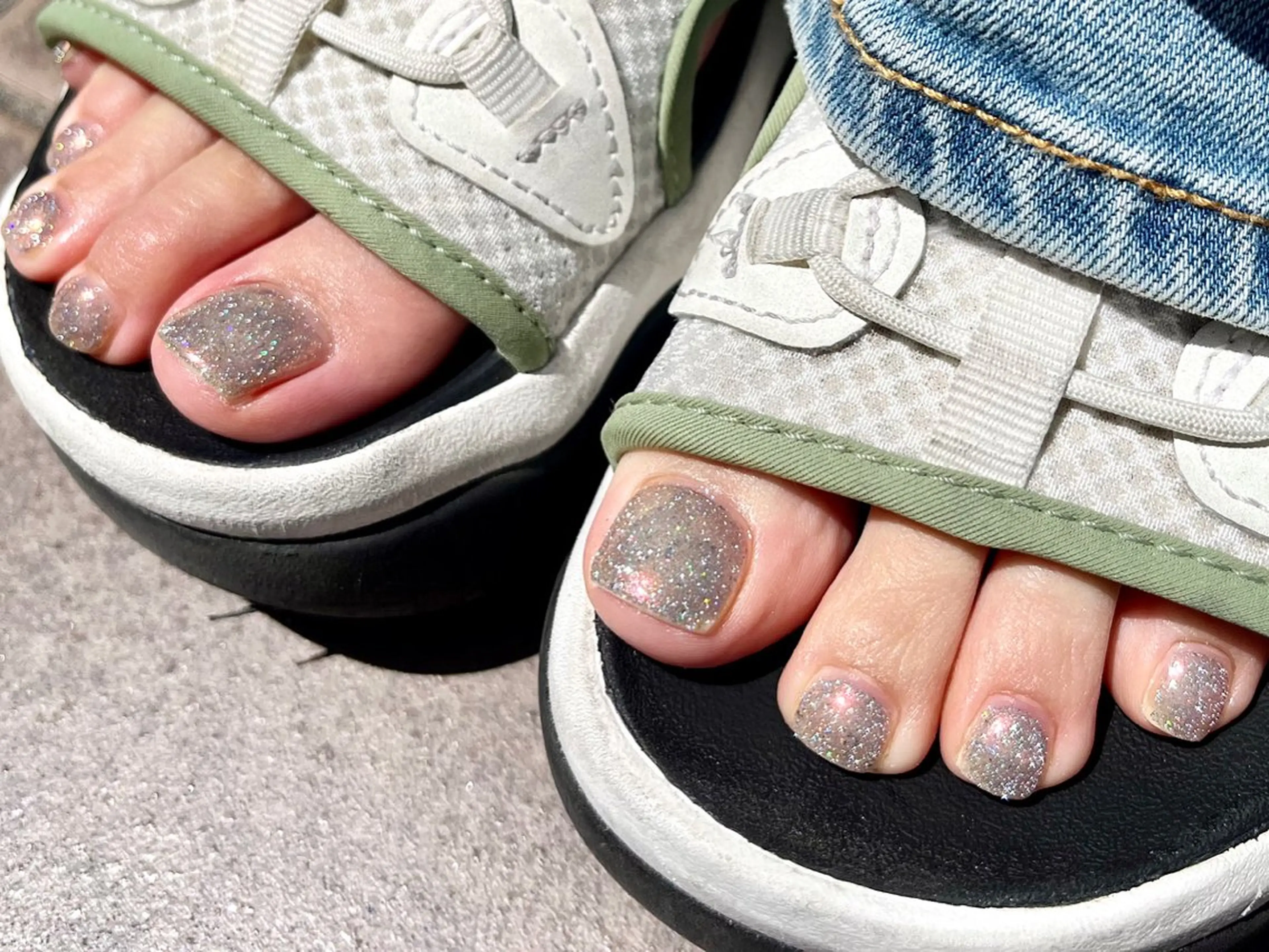 ネイル オーロラネイル フラッシュネイル フットネイル キラキラネイル フットネイル kupu所属・ネイルサロン kupuのネイルデザイン