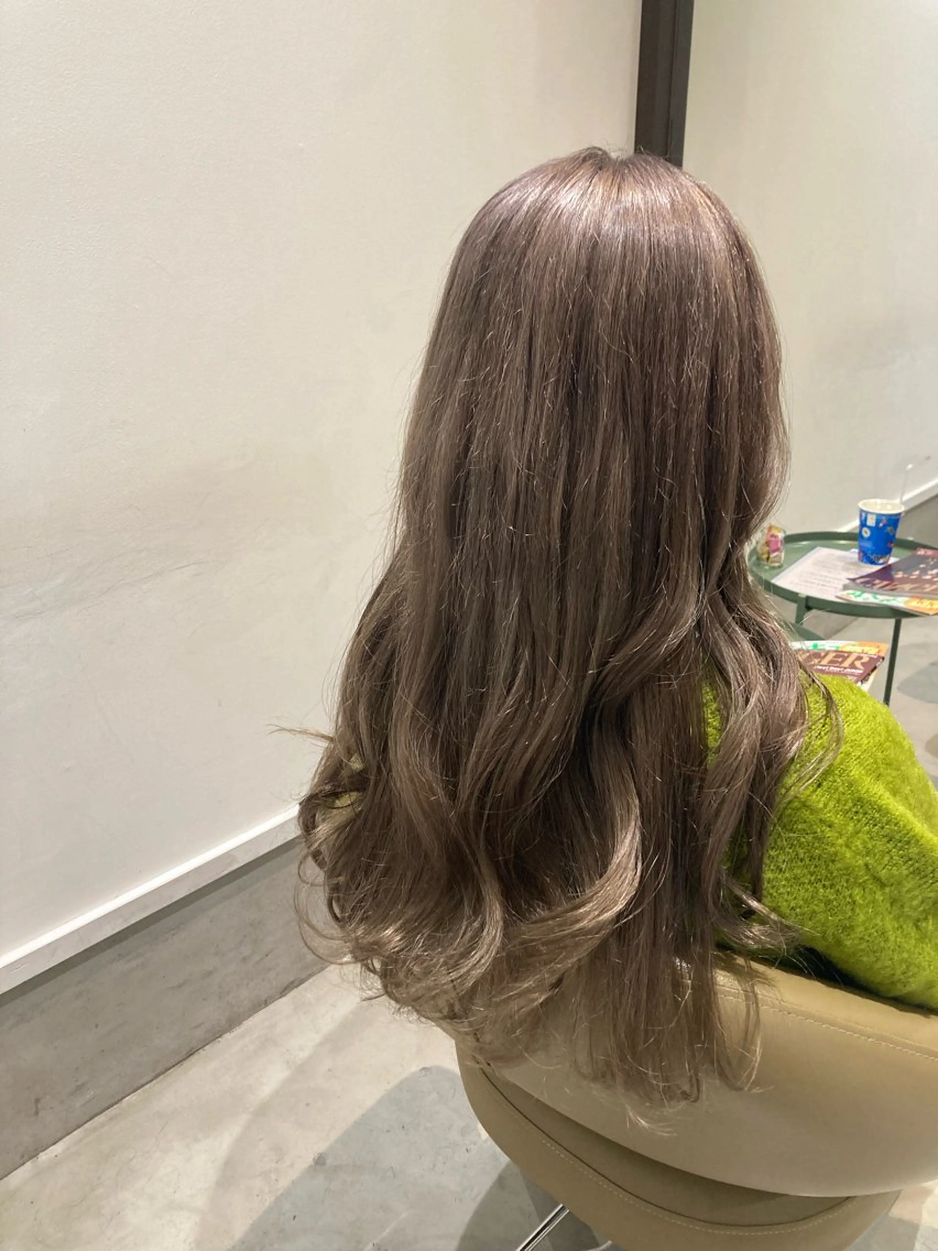 ロング カラー ブリーチ 顔周りカット カット ヘアカラー 折本 沙織のヘアスタイル