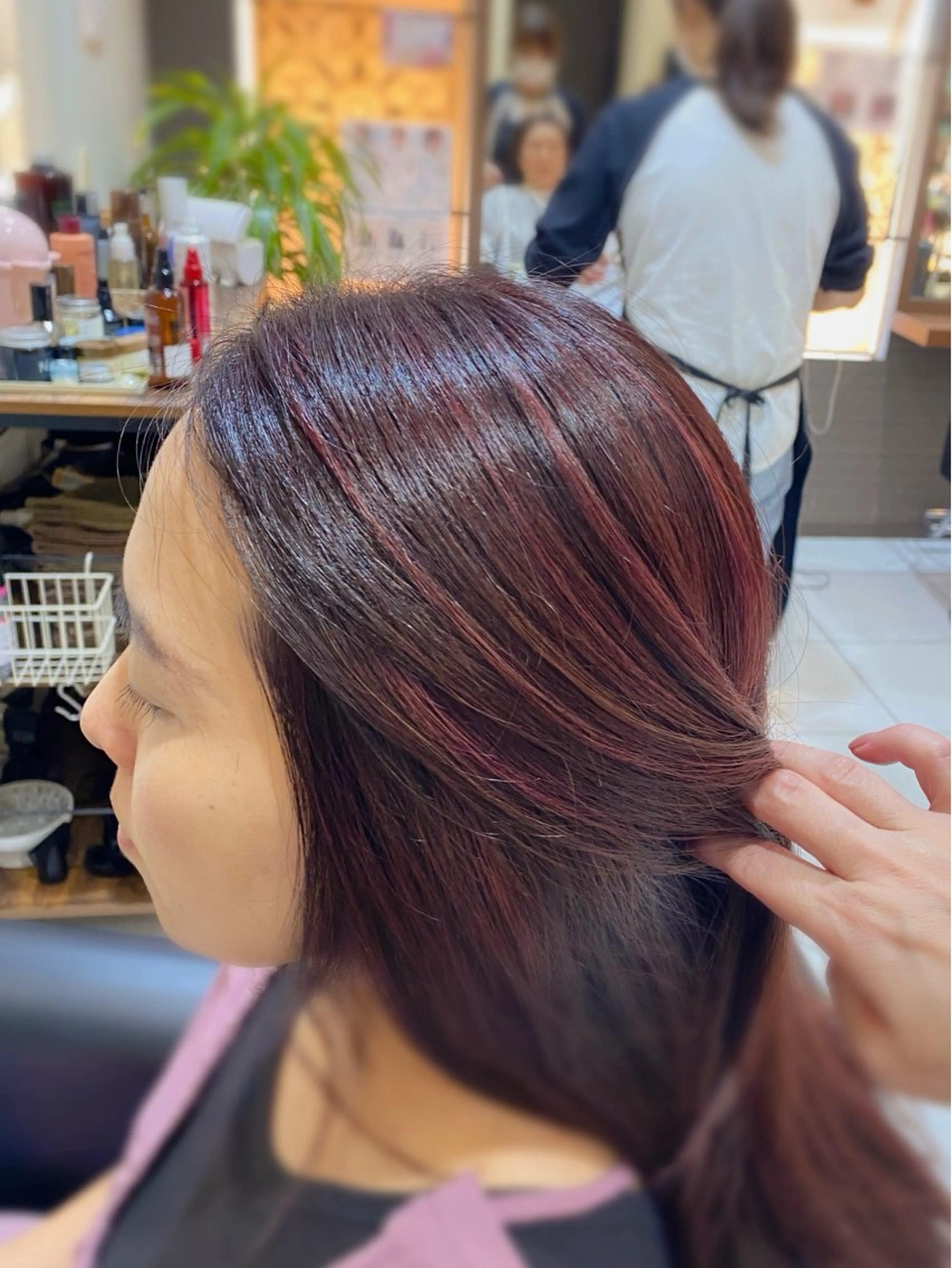 ロング カラー ブリーチ ハイライトカラー イルミナカラー ハイライト カット ヘアカラー トリートメント Aphrodite 横手 亜紀のヘアスタイル