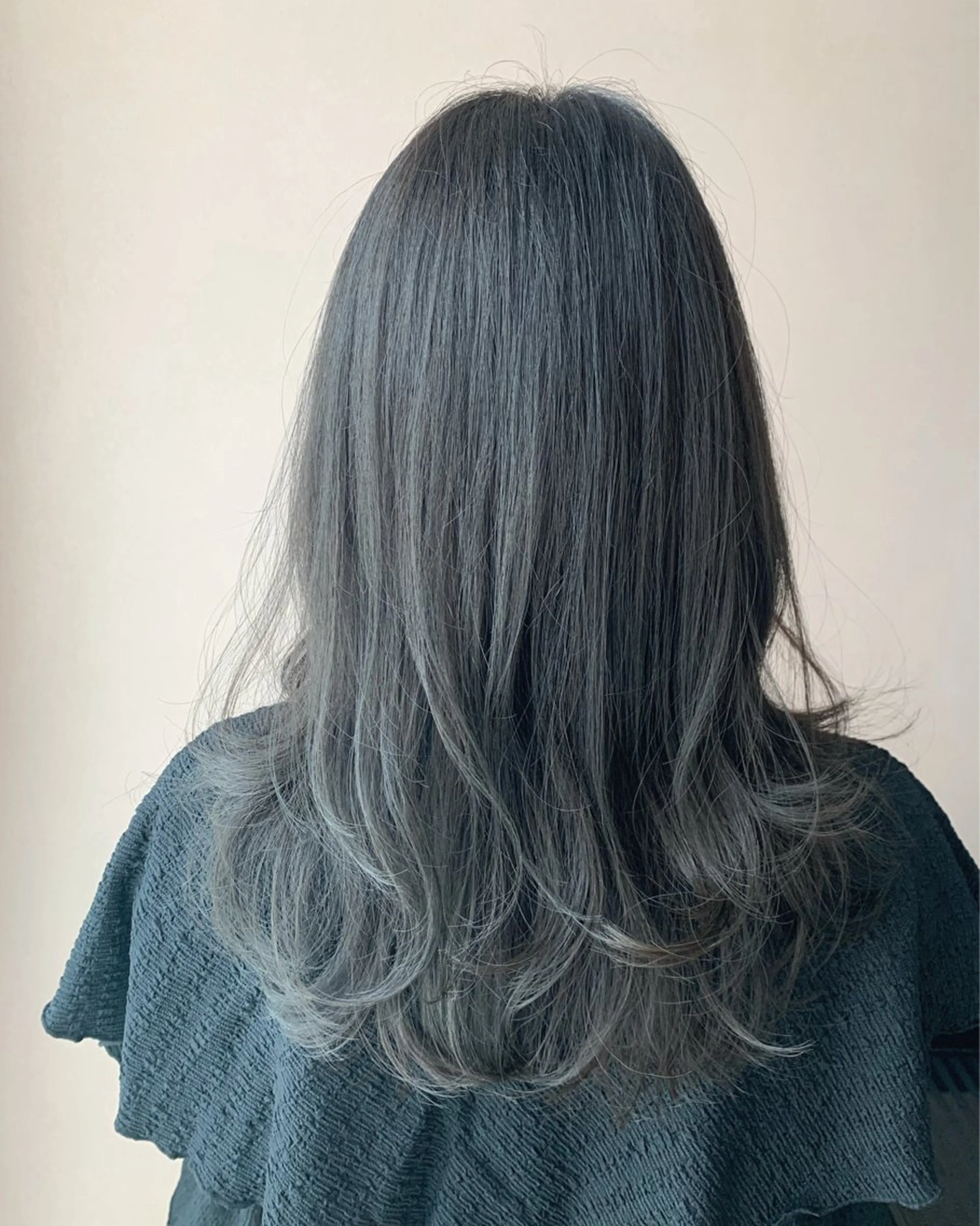 ロング カラー アッシュ アッシュグレー ブリーチ ブリーチなしカラー hub hair レイヤー/透明感のヘアスタイル