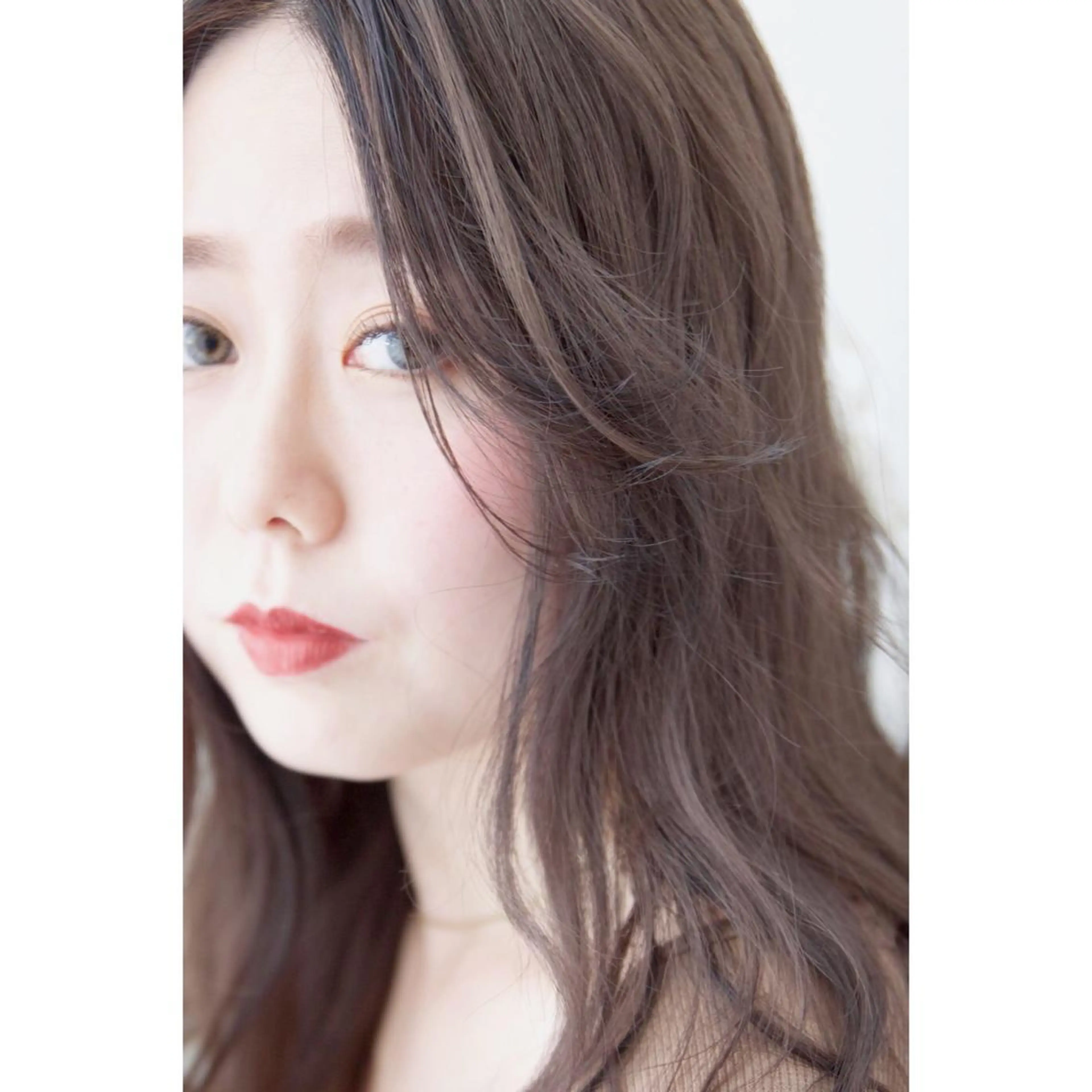 セミロング カラー 顔周りカット 小顔カット fio マナミのヘアスタイル