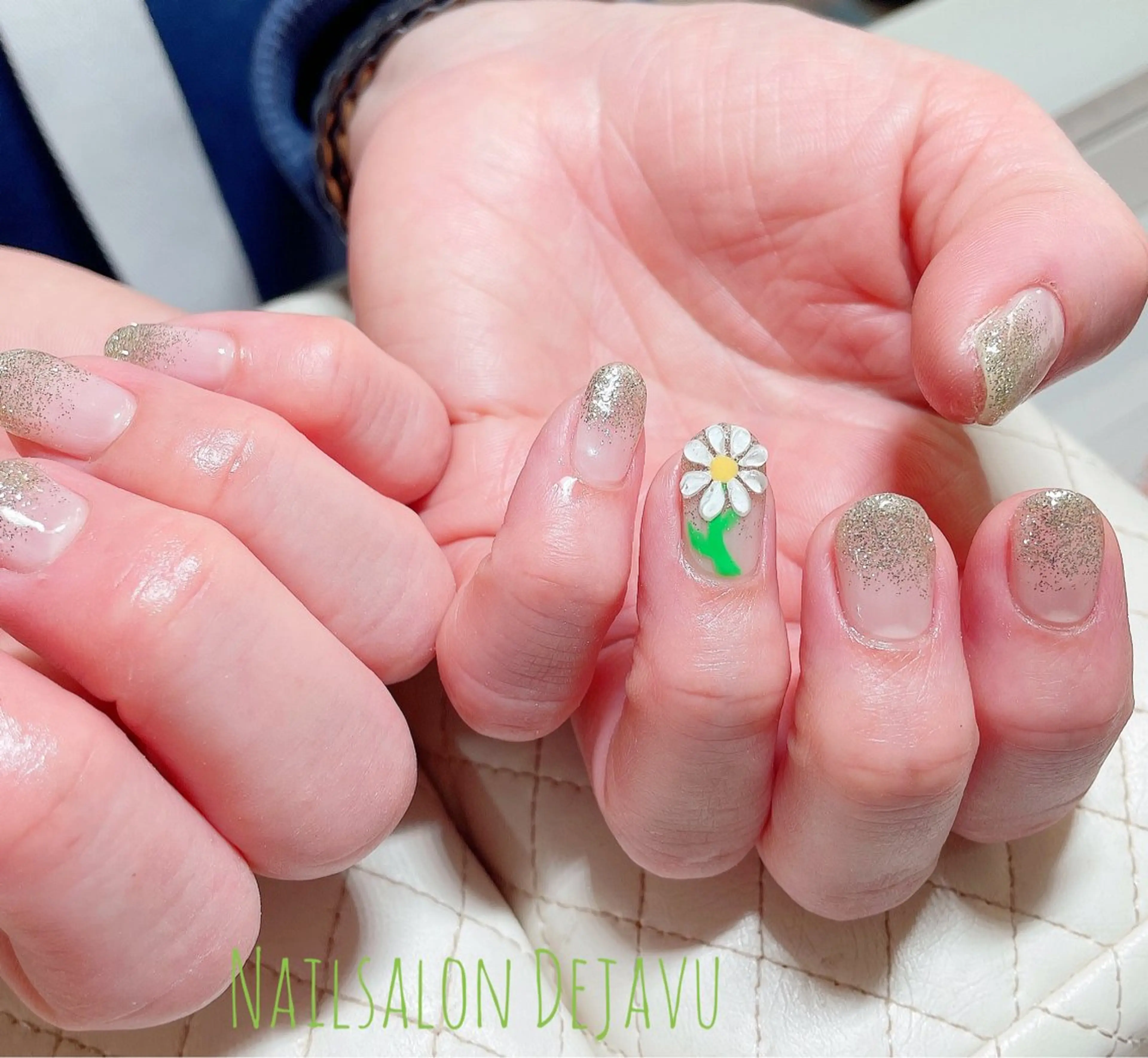 ネイル フラワーネイル グラデーション ラメ(グリッター) ラメグラデーション Nail salon Dejavu 🌿のネイルデザイン