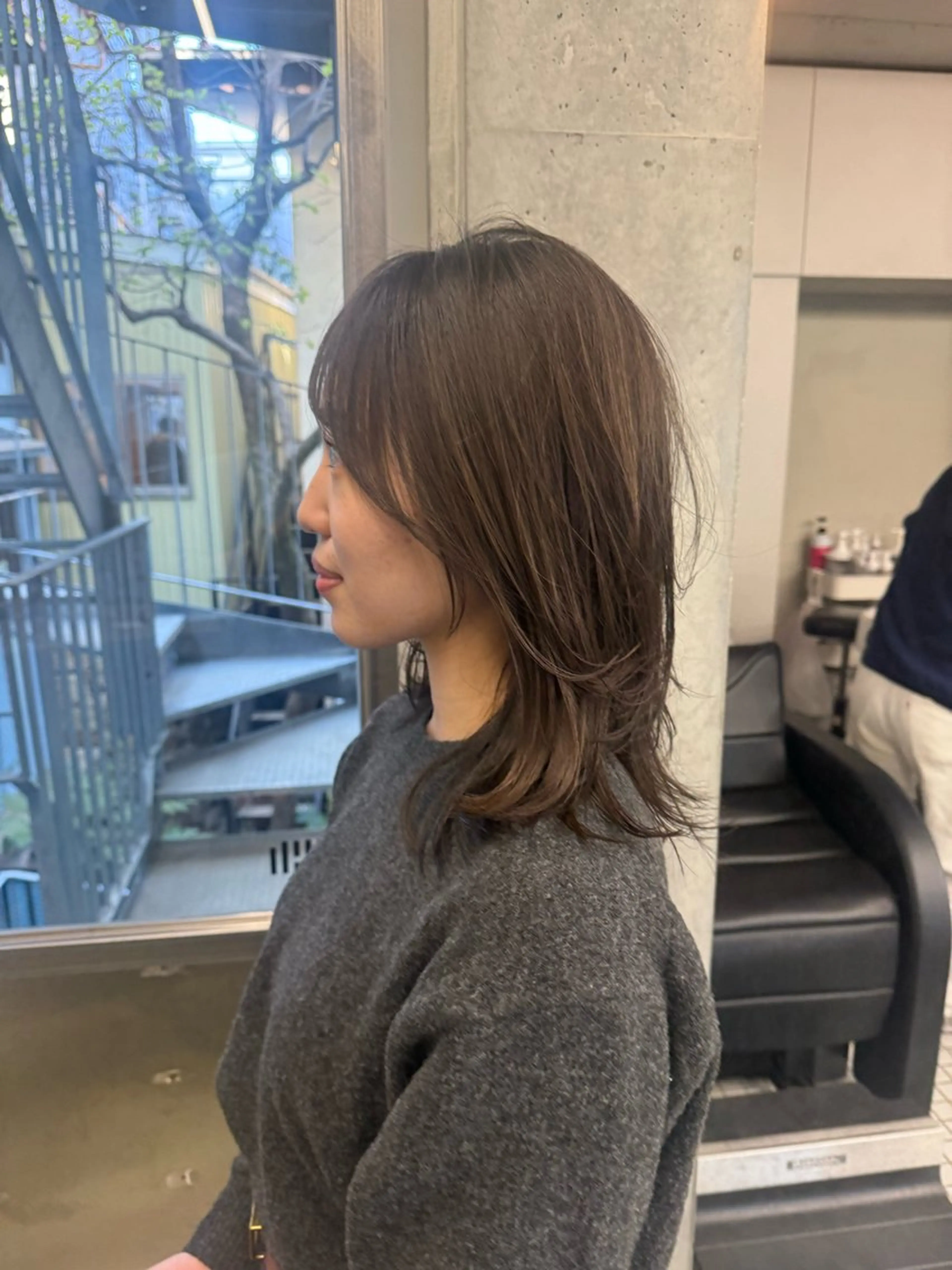 ミディアム カラー ミディアムレイヤー アッシュ ベージュカラー ブリーチ 透明感カラー カット ヘアカラー トリートメント 誰より丁寧なカット/ 小林輝/レイヤーのヘアスタイル