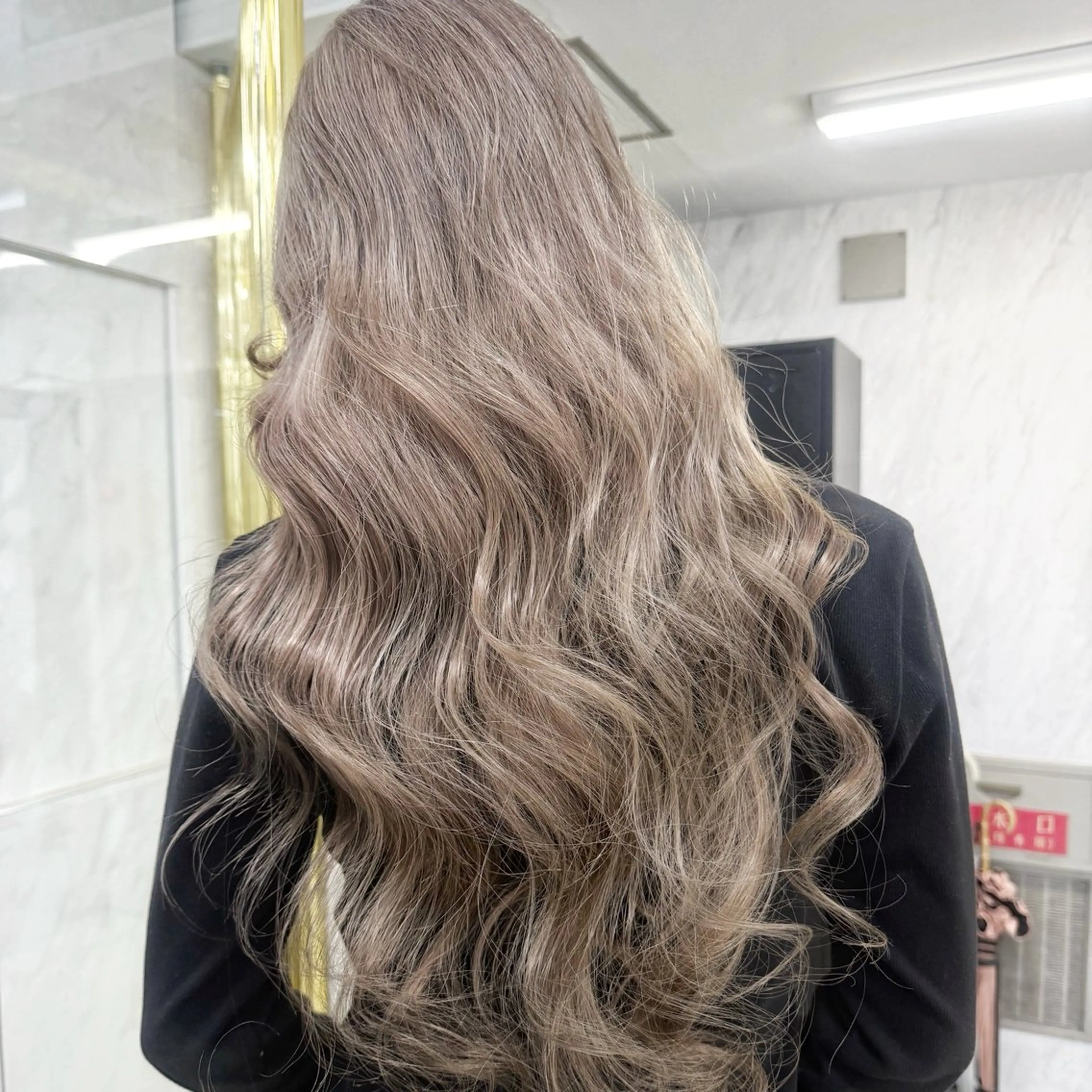 ロング カラー シールエクステ ハイトーンカラー エクステ ヘアカラー シールエクステ特化 ハイトーン、NANAのヘアスタイル