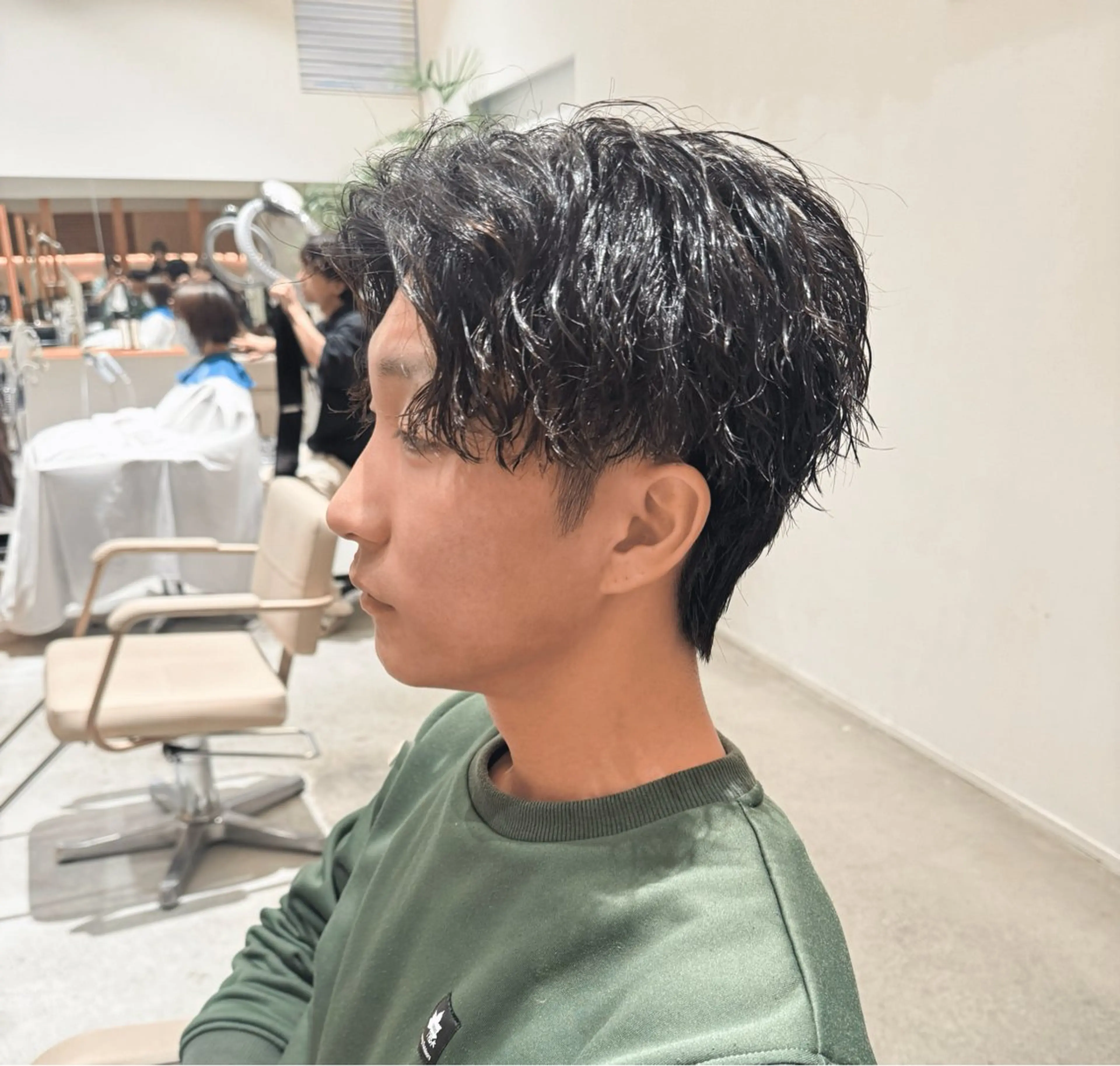 ショート パーマ メンズ センターパート メンズパーマ ツイストスパイラルパーマ スパイラルパーマ 服部 雄輝のヘアスタイル