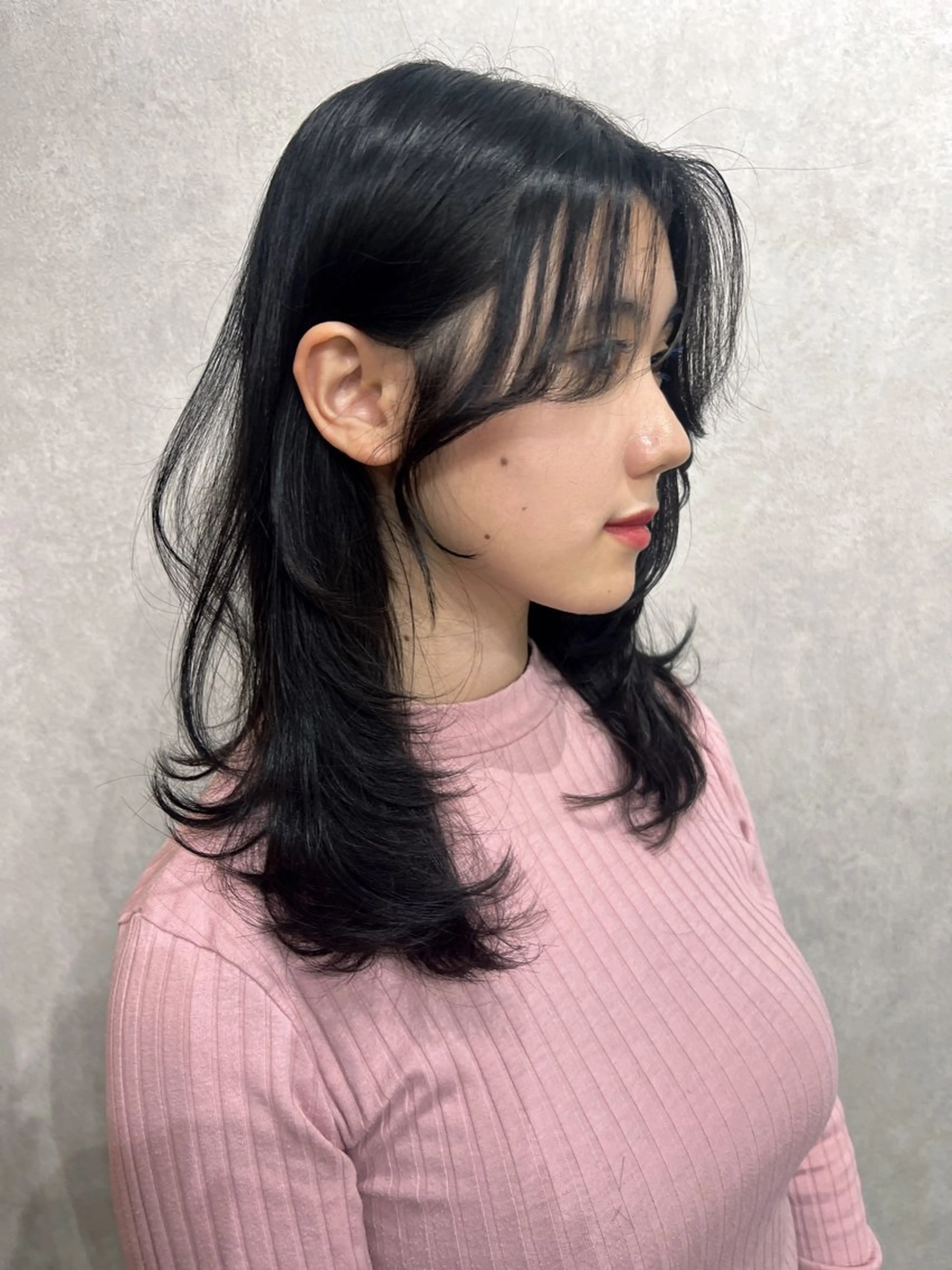 ミディアム maya レイヤーカットのヘアスタイル