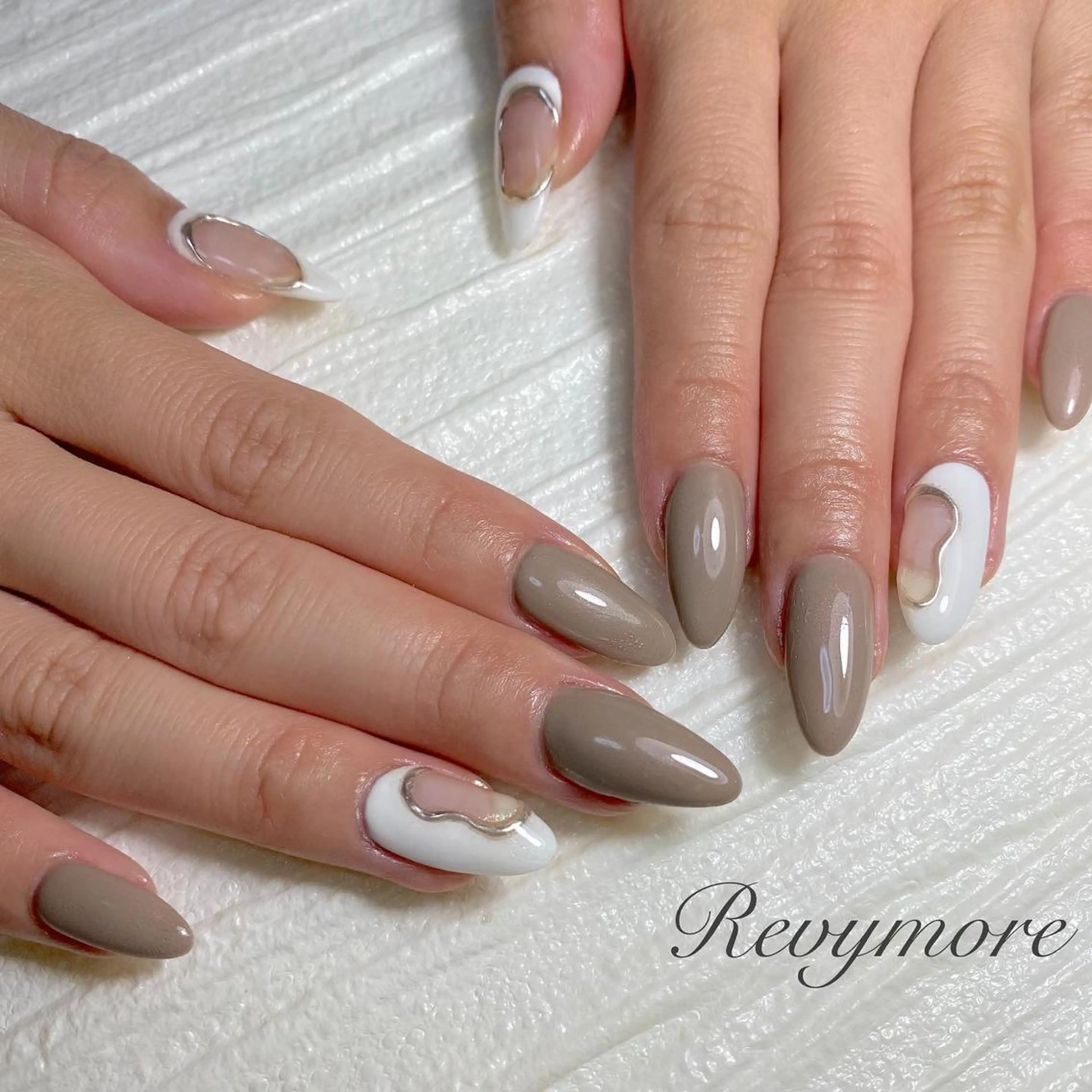 ミディアム ネイル 韓国風ヘア ジェルネイル キラキラネイル 韓国ネイル ミラーネイル nail salon Revymoreのネイルデザイン