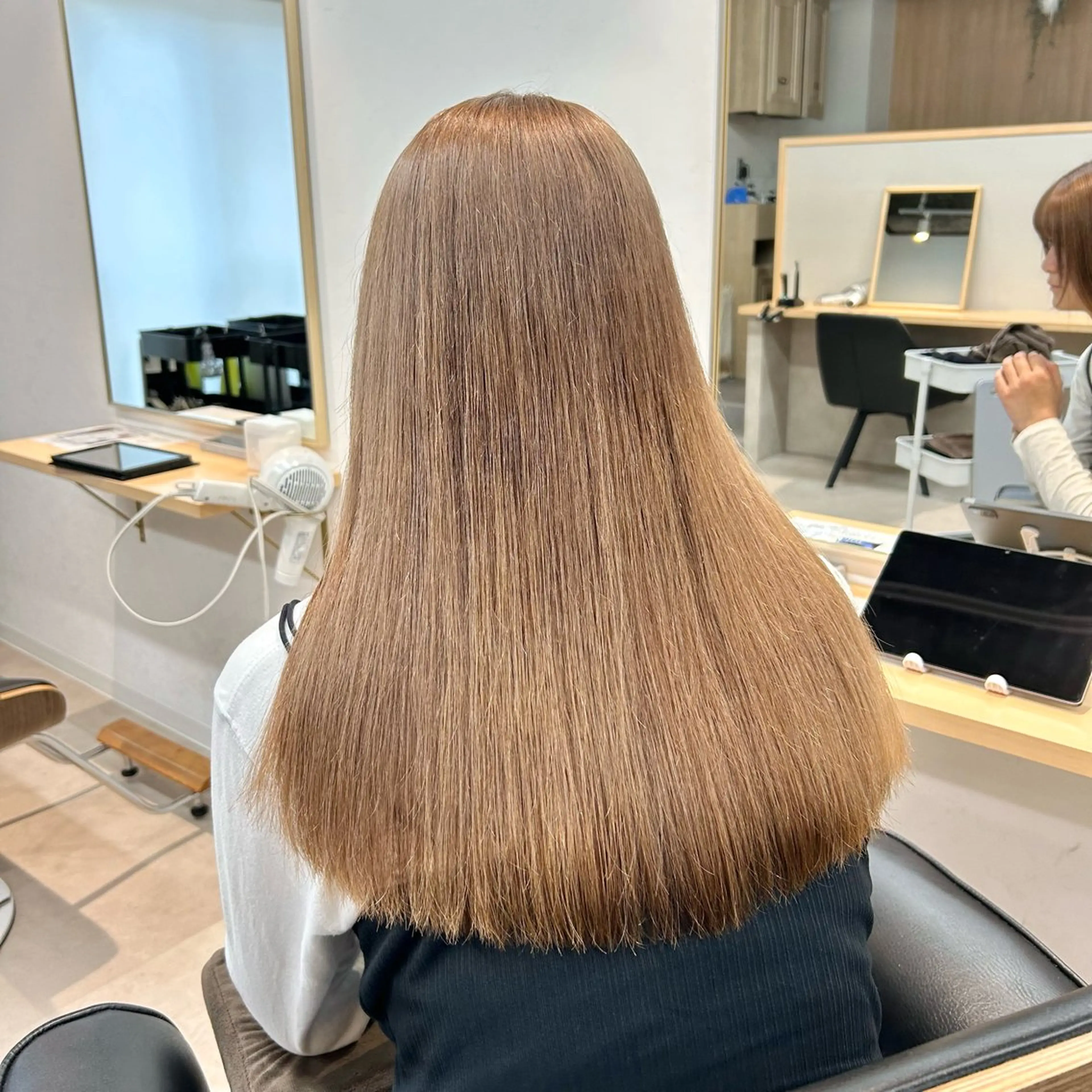 ロング カラー ベージュカラー ミルクティーベージュ カット ヘアカラー トリートメント 艶カラー/レイヤー/ ハイトーン/まなみのヘアスタイル