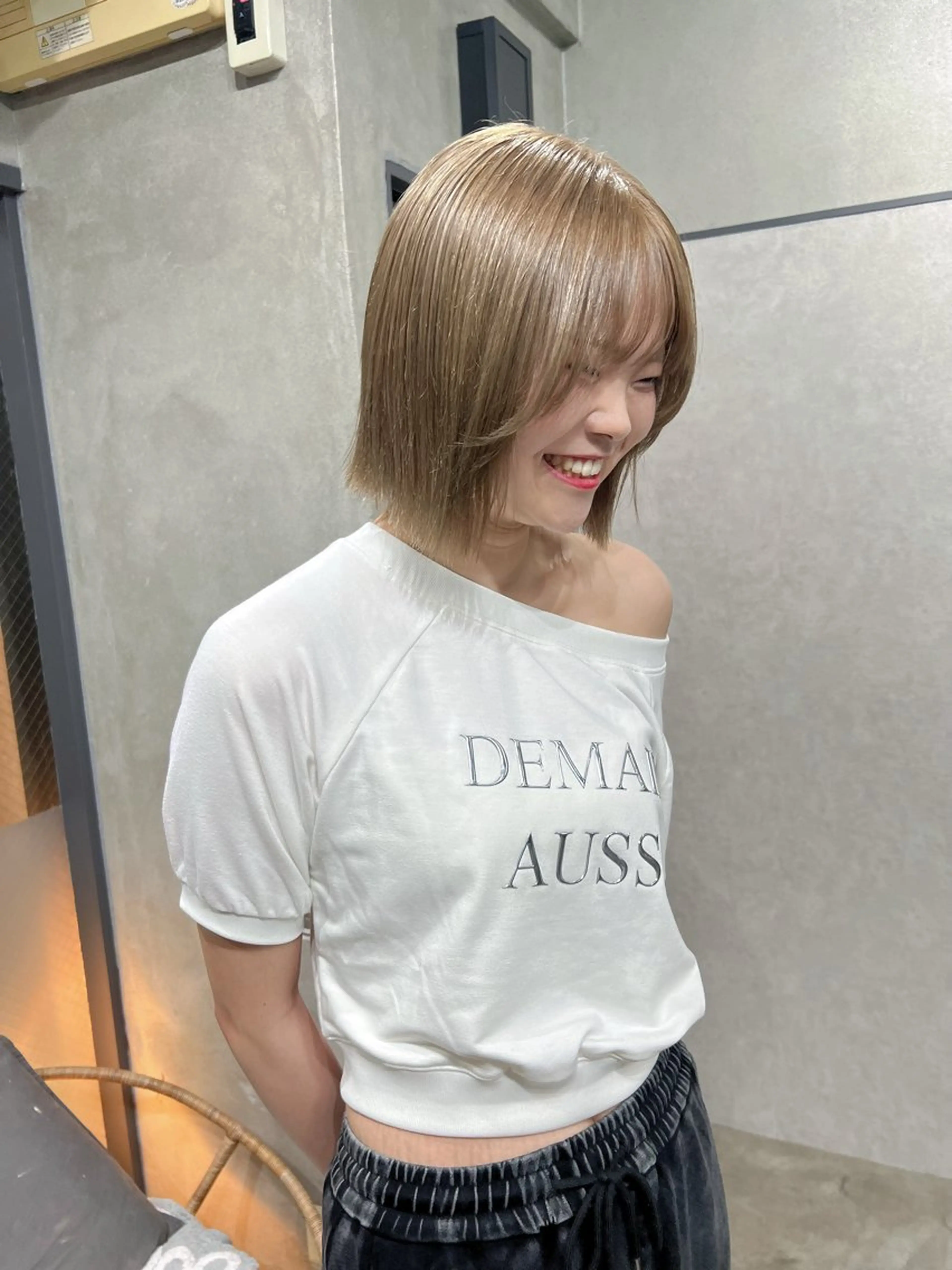 ショート カラー ベージュカラー ブリーチ ケアブリーチ ハイトーンカラー ミルクティーベージュ カット ヘアカラー YUI ハイトーンカラーのヘアスタイル