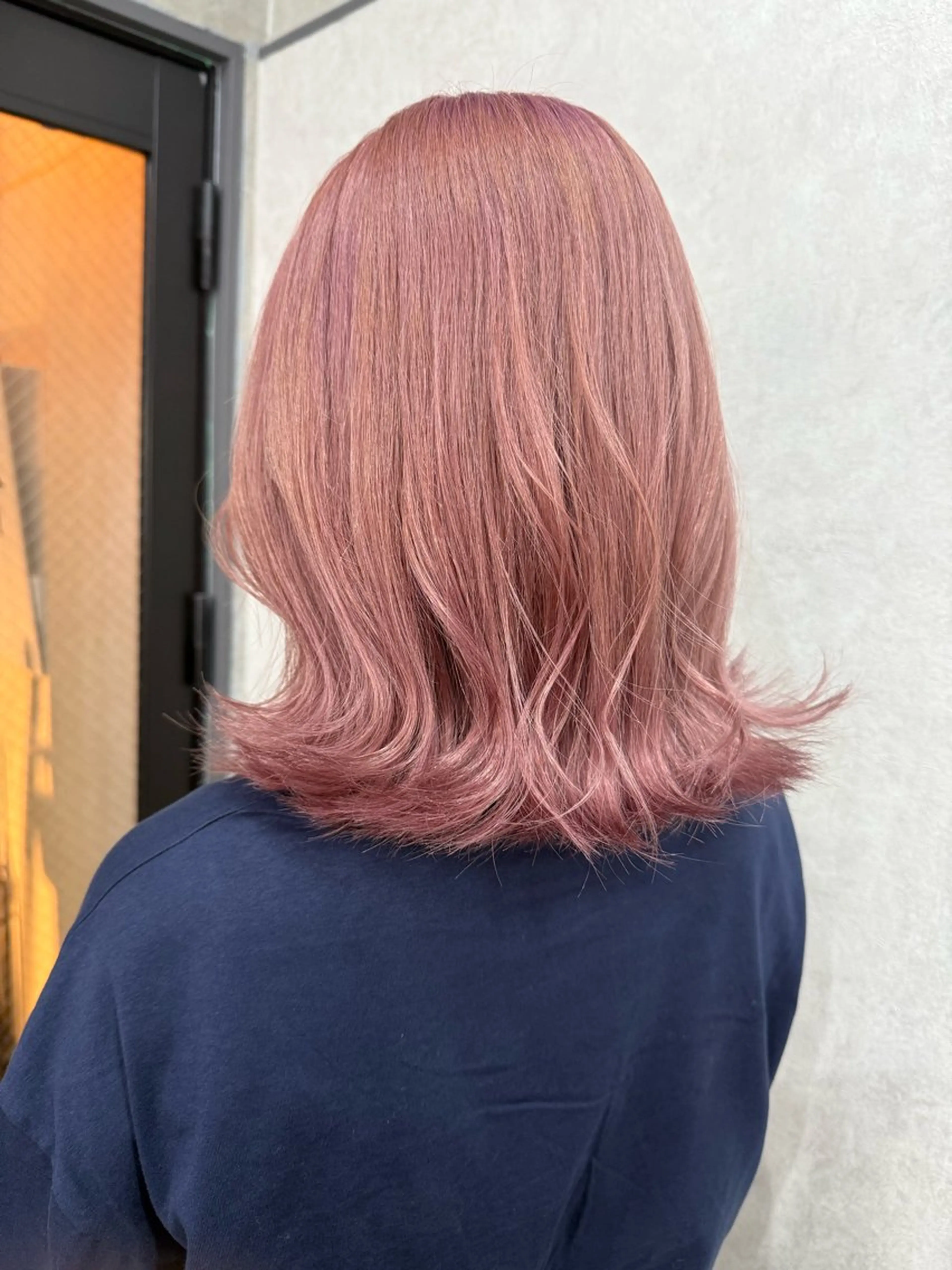 ミディアム カラー ピンクカラー AIRI layer cut hairのヘアスタイル