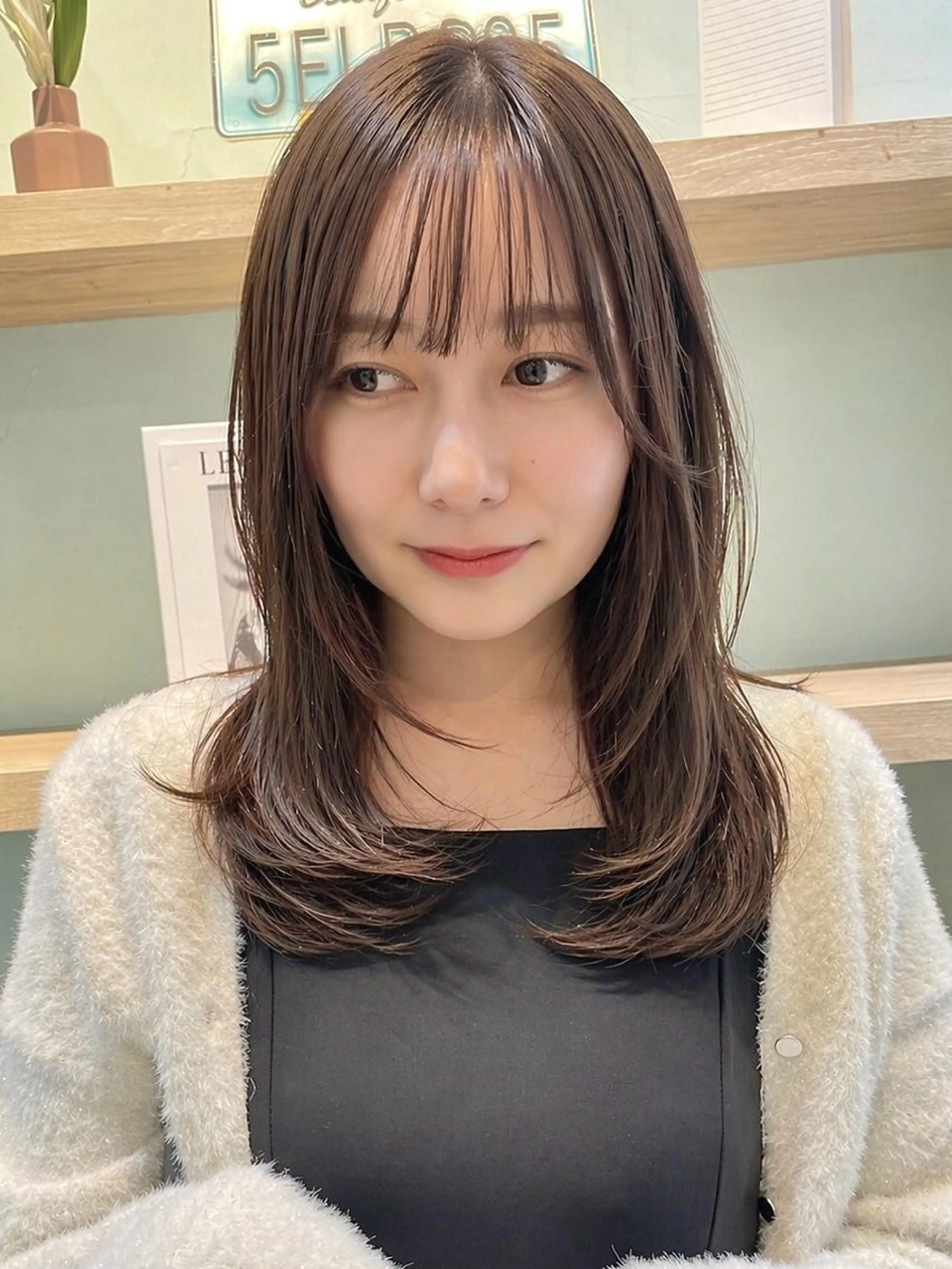 ミディアム カラー ブリーチ 透明感カラー グレージュ ブリーチなしカラー 顔まわりレイヤー カット ヘアカラー トリートメント 佐藤 魁人のヘアスタイル