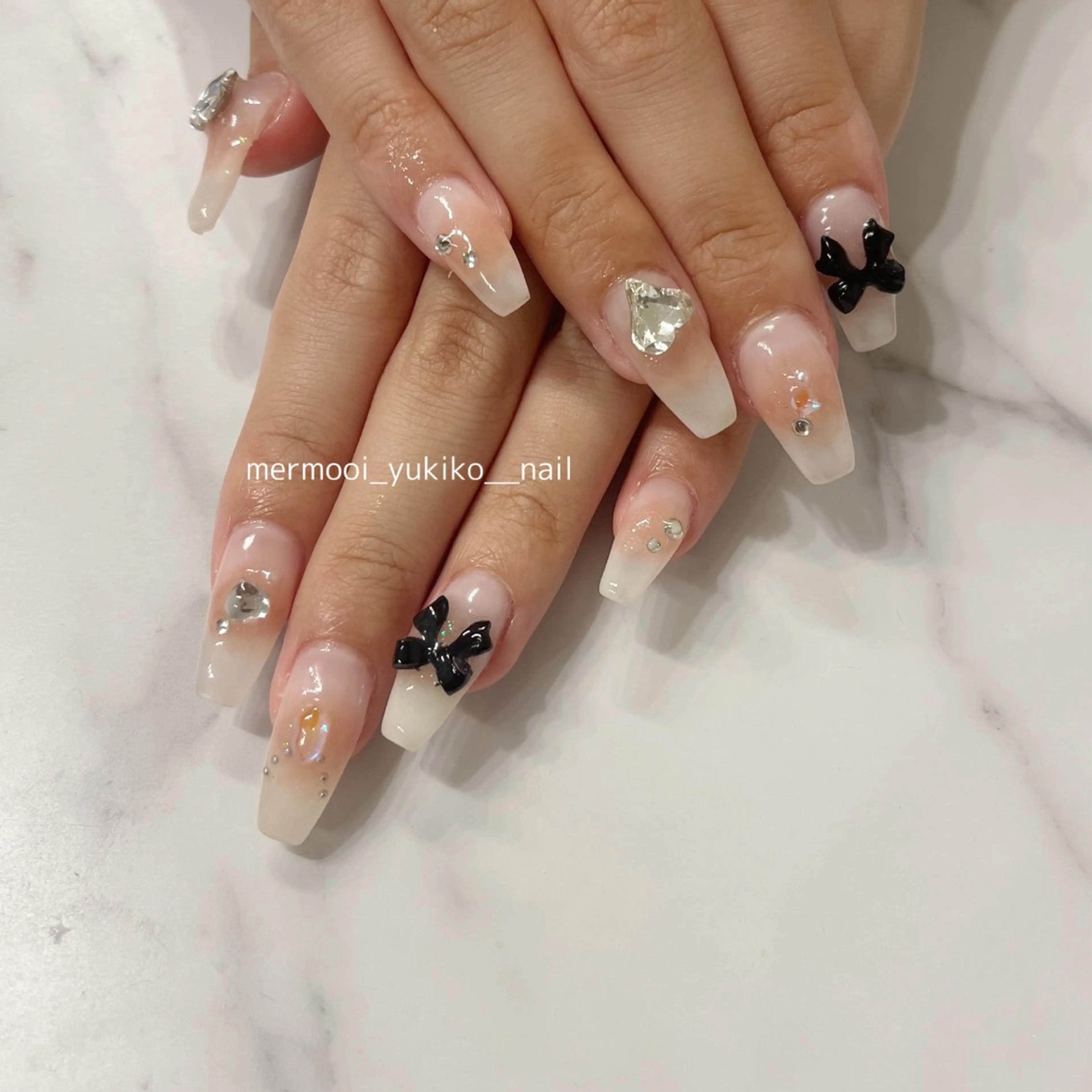 ネイル ブルー チークネイル リボン ワンホンネイル melumooi nailのネイルデザイン