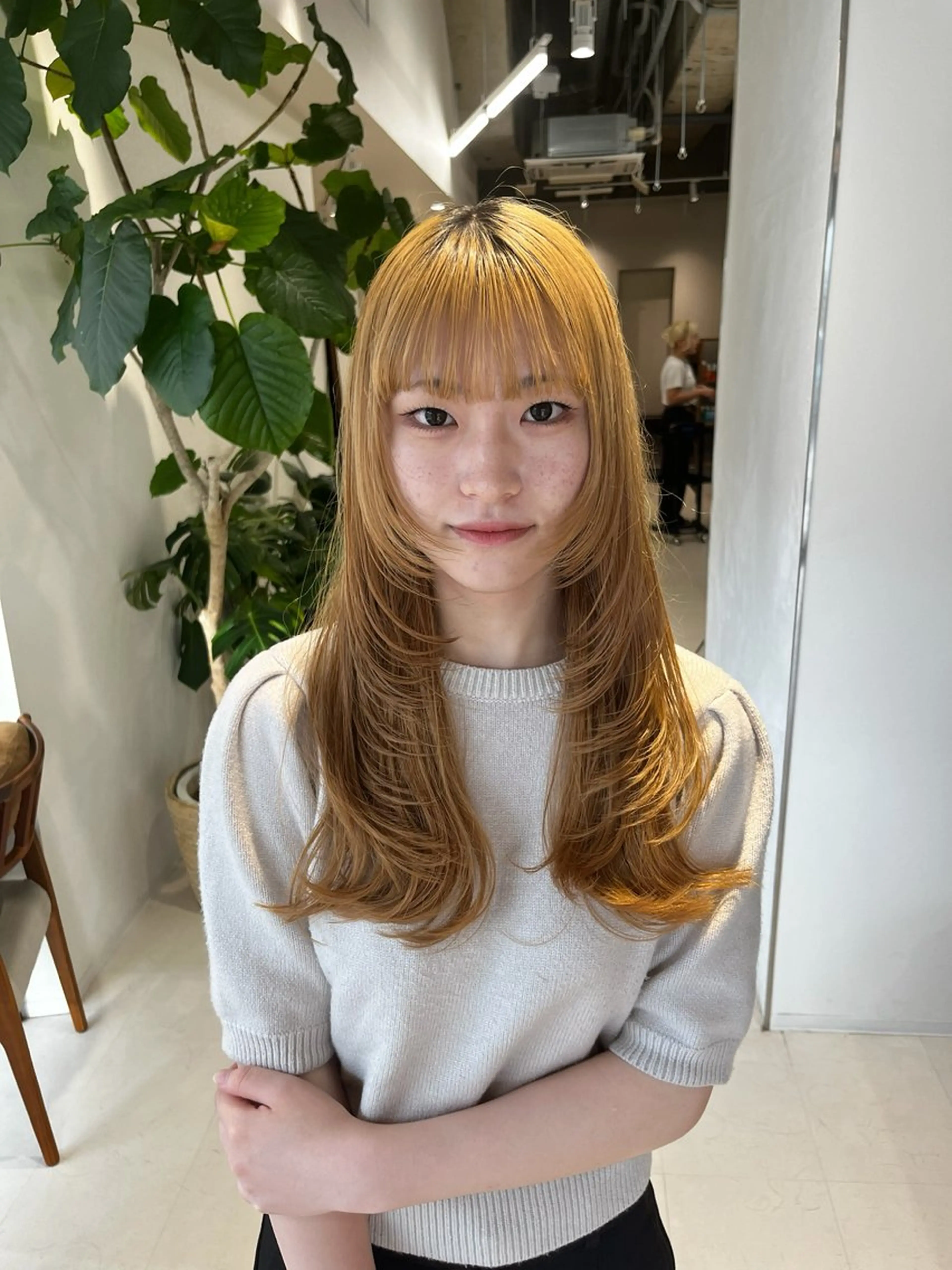 セミロング カラー ベージュカラー イエローカラー 顔まわりレイヤー レイヤーカット カット ヘアカラー トリートメント レイヤーカット/ブラ ウンカラー/河野凜のヘアスタイル