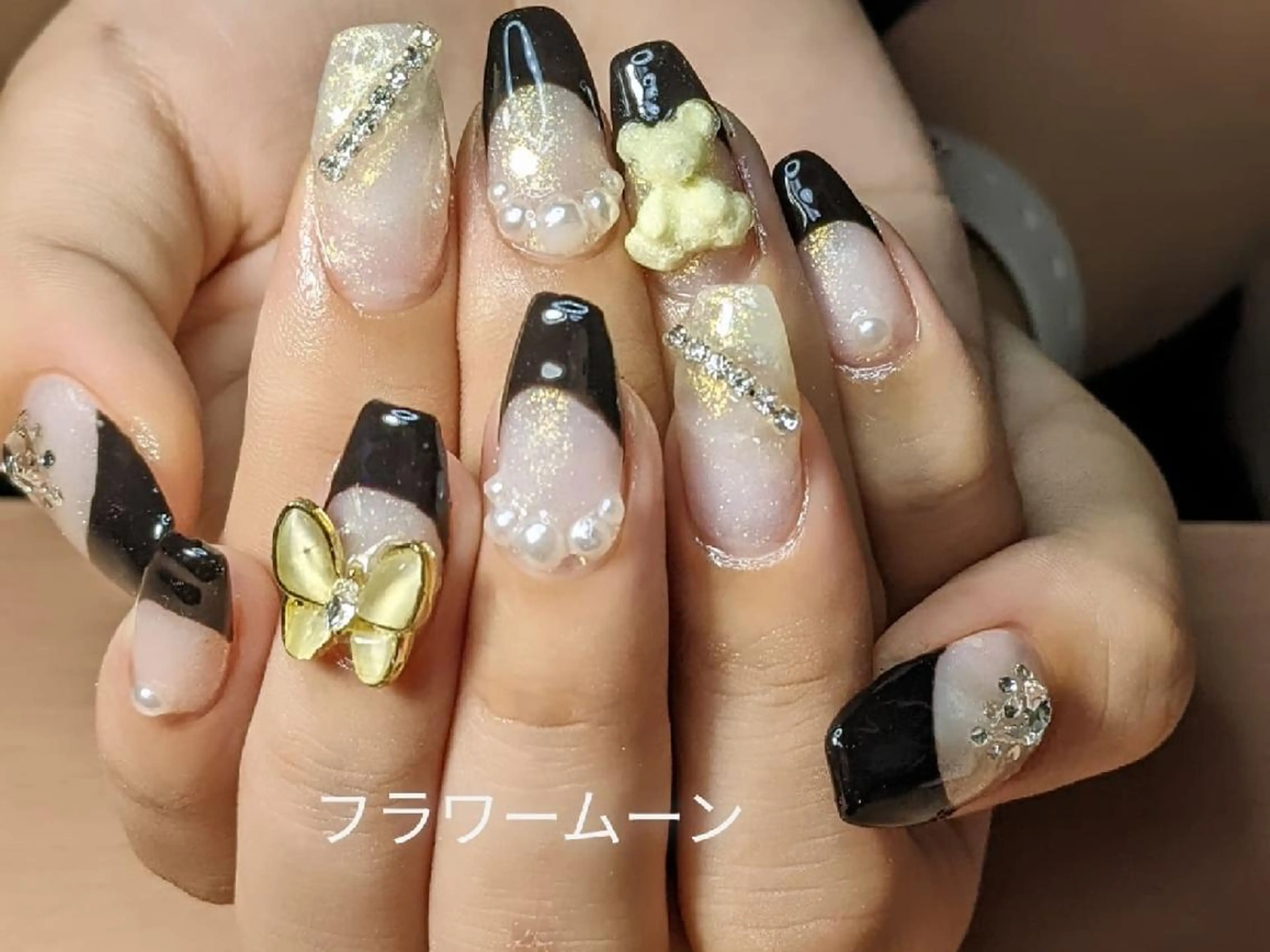 ネイル フレンチネイル フラワー ムーンのネイルデザイン