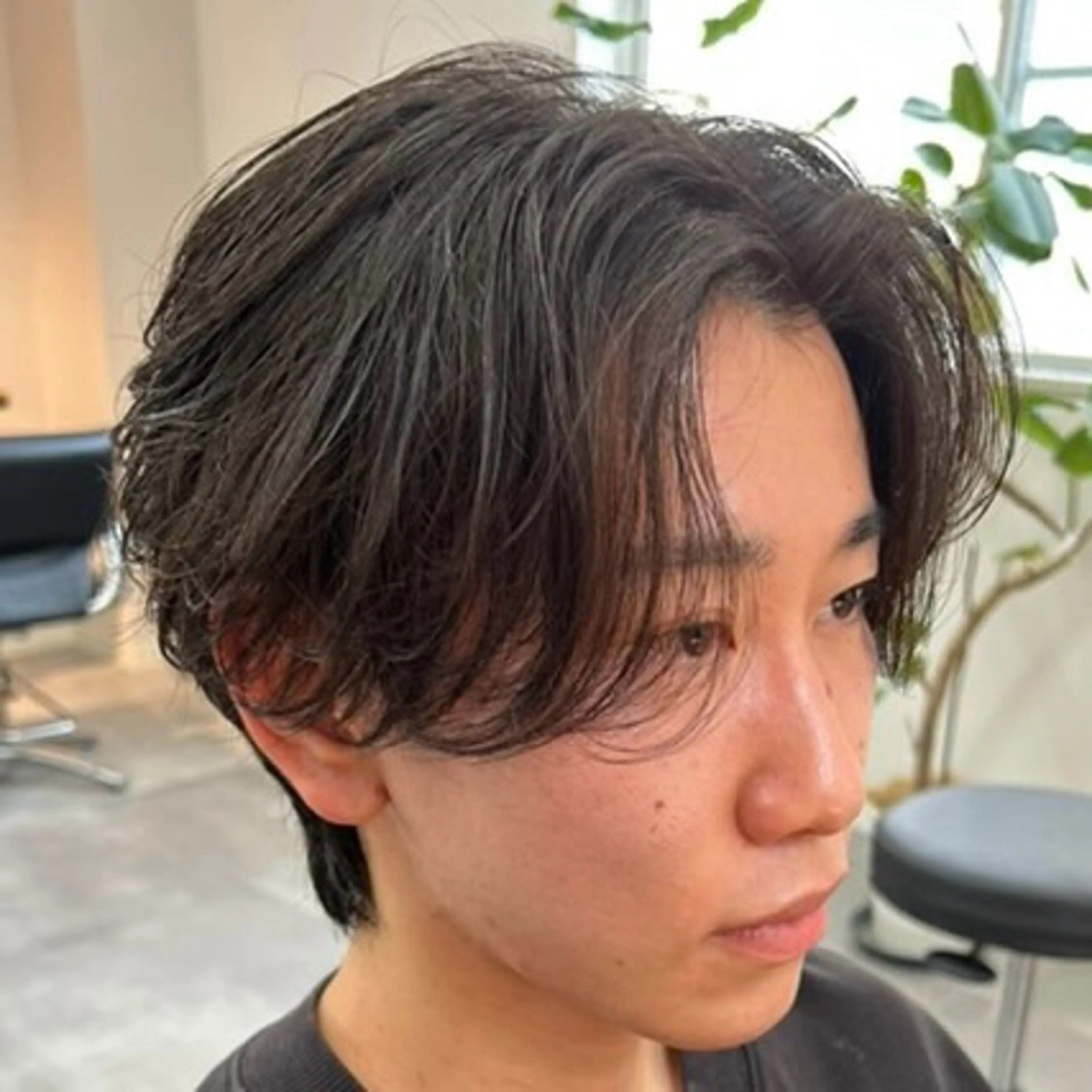 パーマ メンズ センターパート フェザーパーマ メンズ韓国風 メンズパーマ ニュアンスパーマ カット パーマ 男の理想を叶える🔥 メンズパーマ特化｜関のヘアスタイル