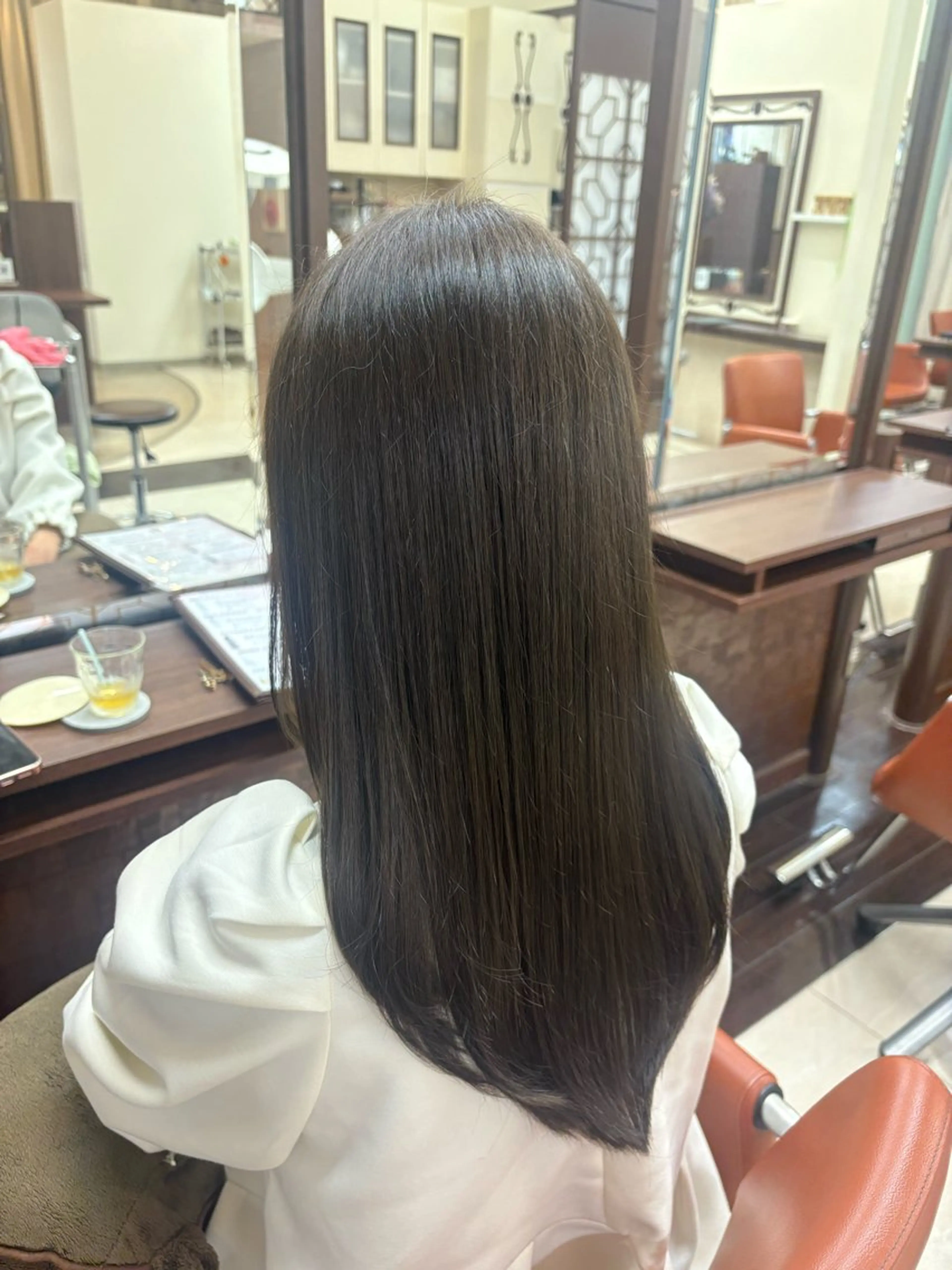 ロング カラー ベージュカラー オリーブベージュ カット ヘアカラー 垢抜け×韓国風/ ハイトーン/朝倉友香のヘアスタイル