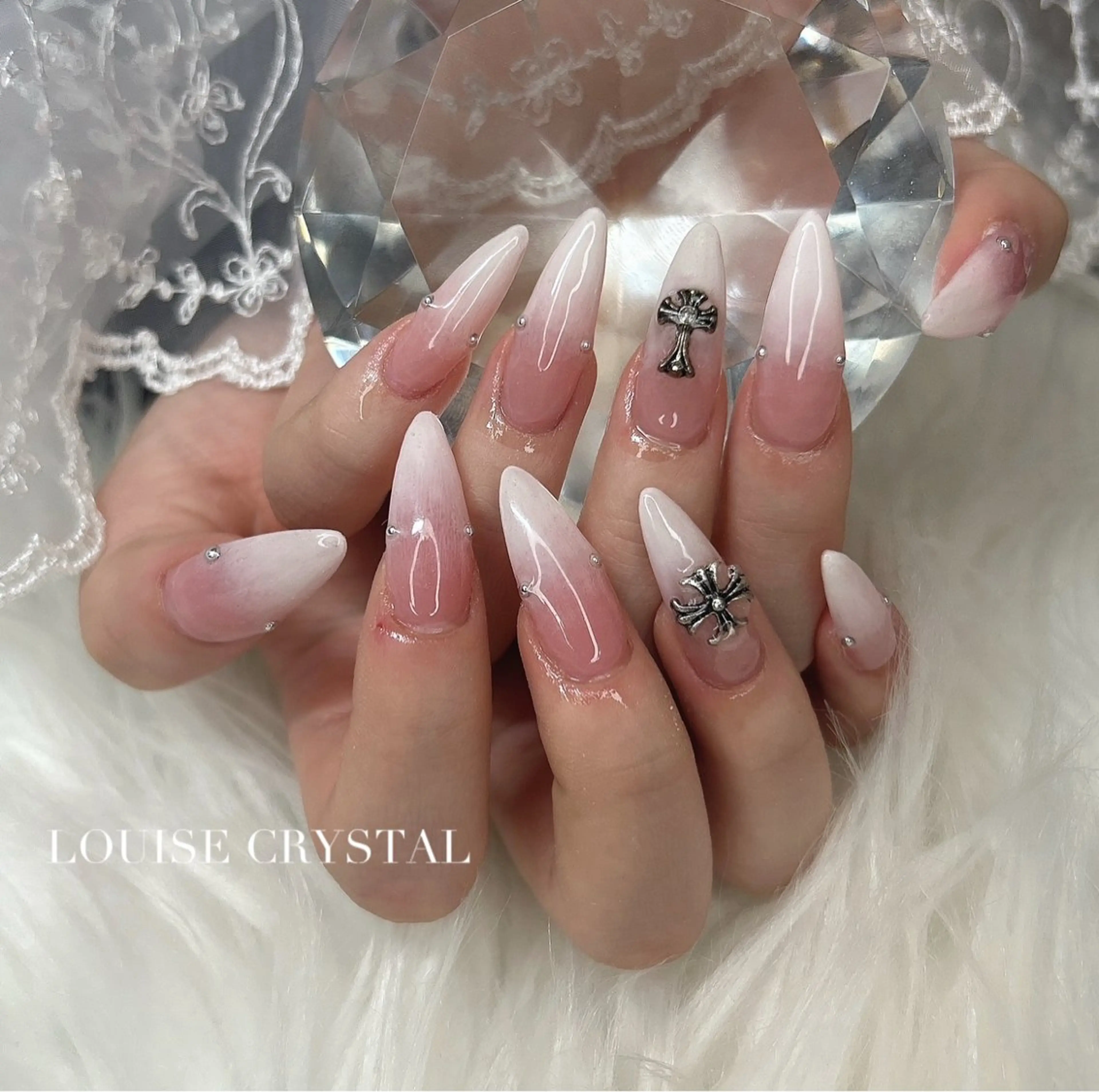 ネイル ハンドネイル LOUISE CRYSTALのネイルデザイン