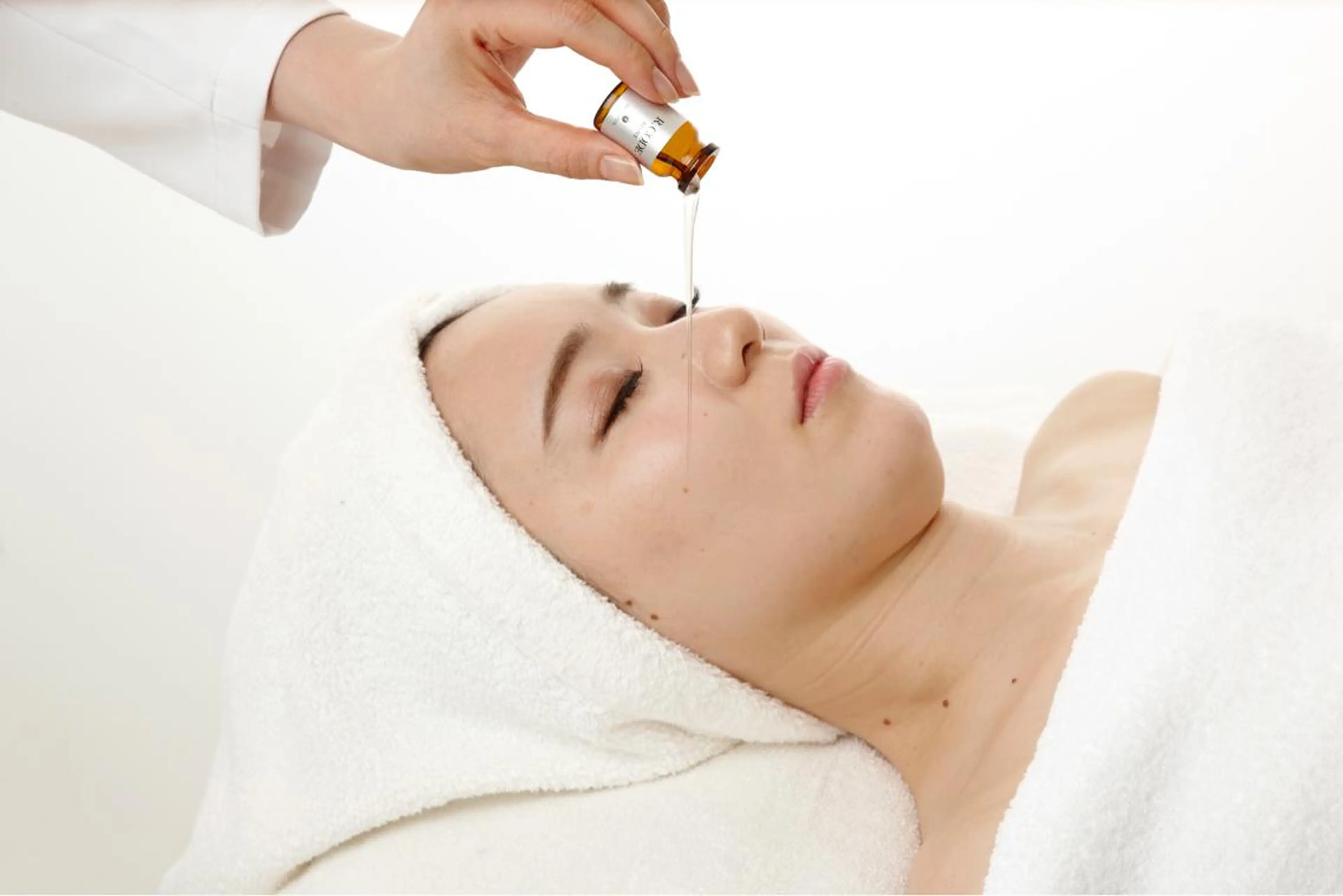 大人気💎No. 1《うる艶美白雪肌スノウピール》乳酸ピールで剥離のない肌質改善♡お顔も引き上がり小顔効果抜群！シミケアの写真