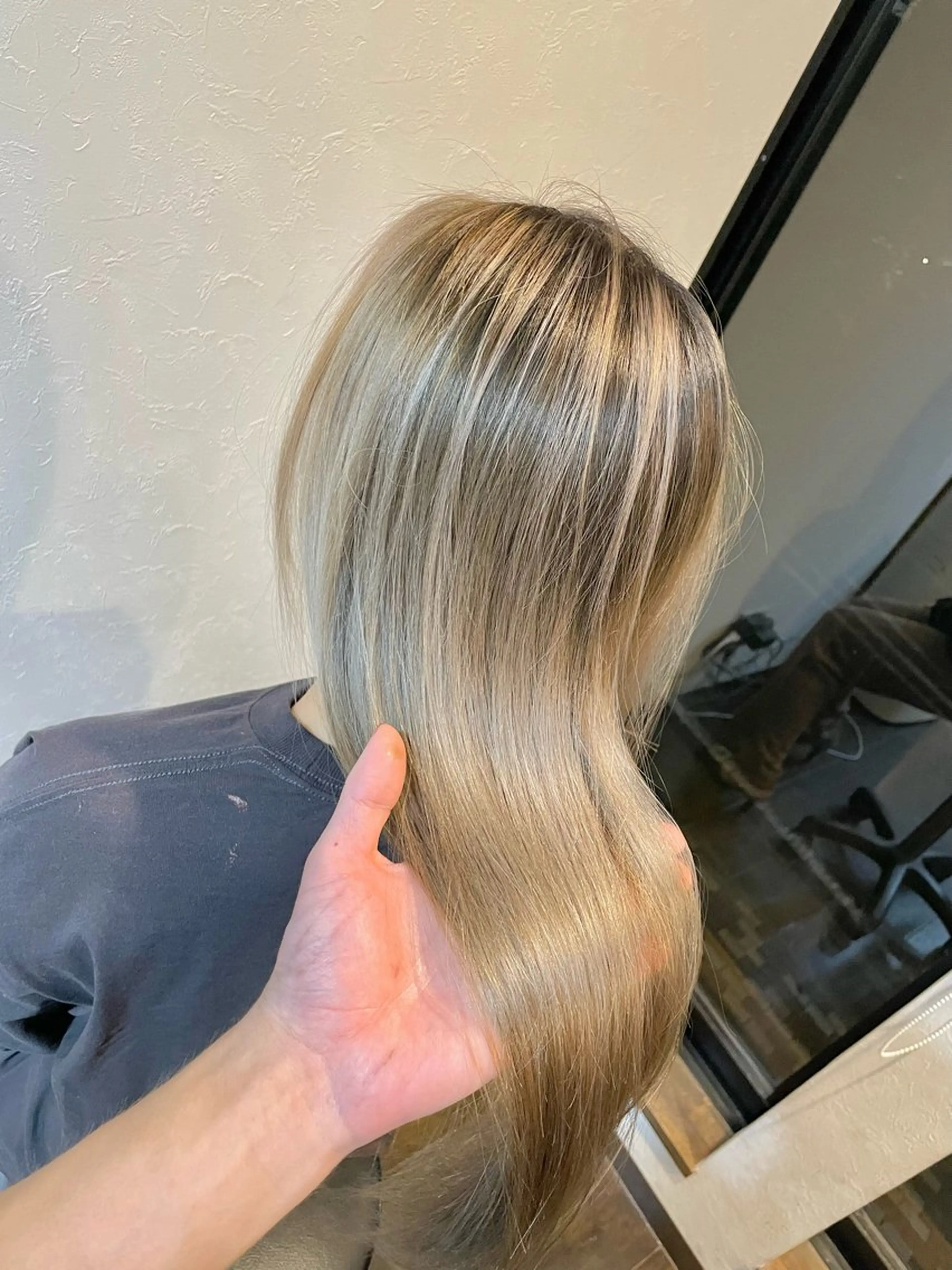カラー バレイヤージュ ブリーチ 穐田 航のヘアスタイル