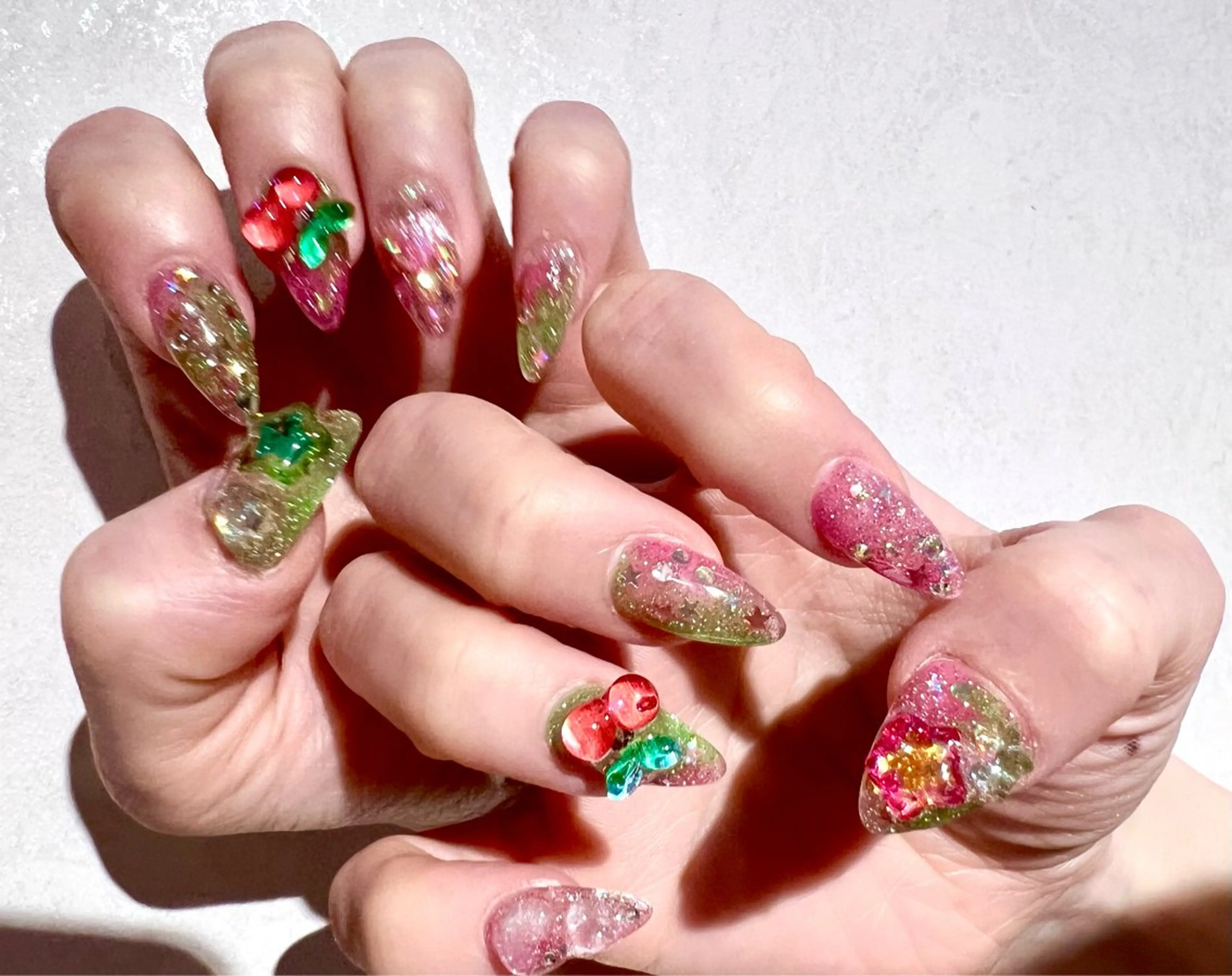 ネイル オーロラネイル クリアネイル 長さ出し フットネイル フレンチネイル ハンドネイル リボン、ガーリー パーツ放題専門店のネイルデザイン