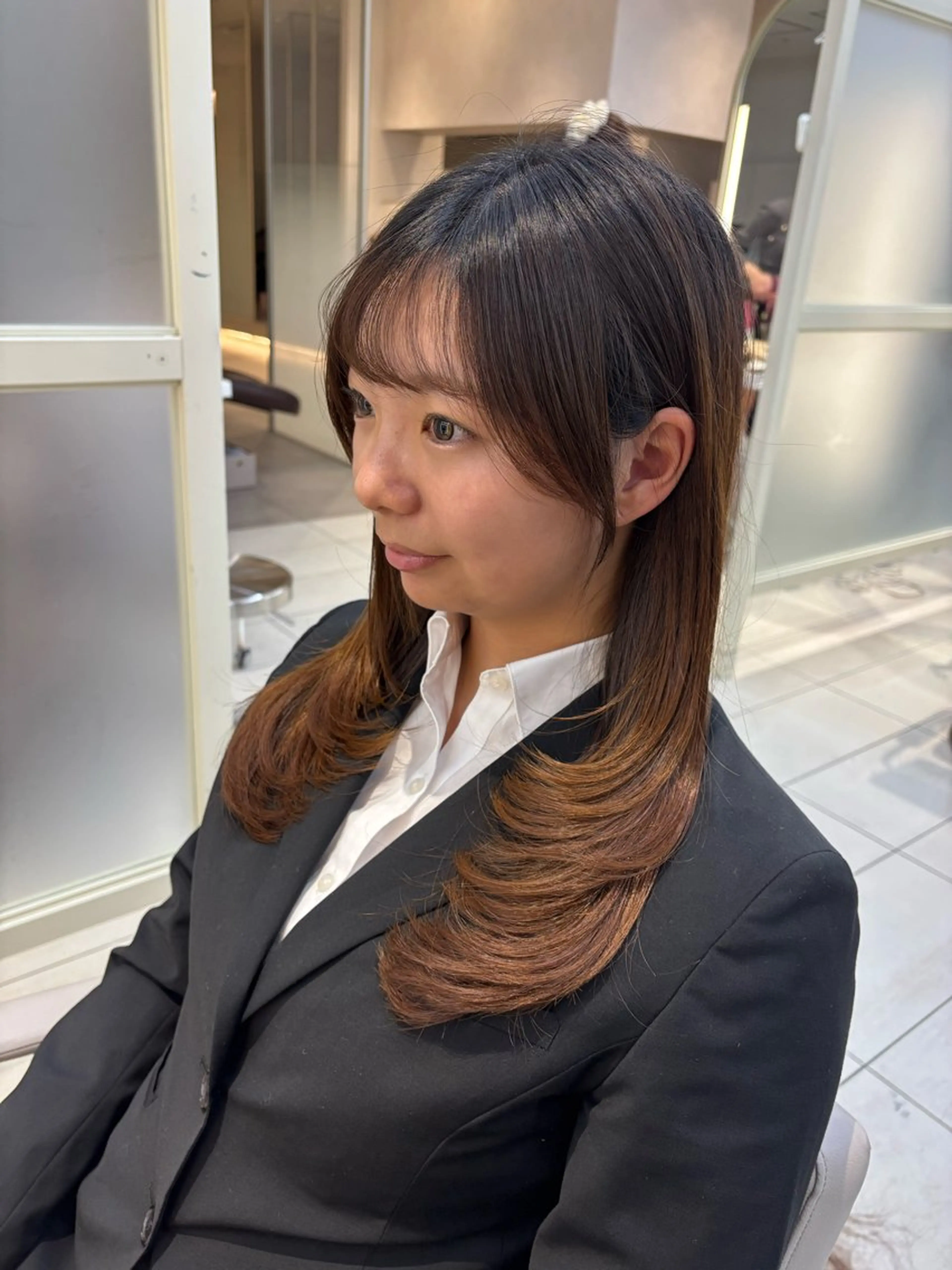 セミロング カット かなこ／重めレイヤー ／透明感カラーのヘアスタイル