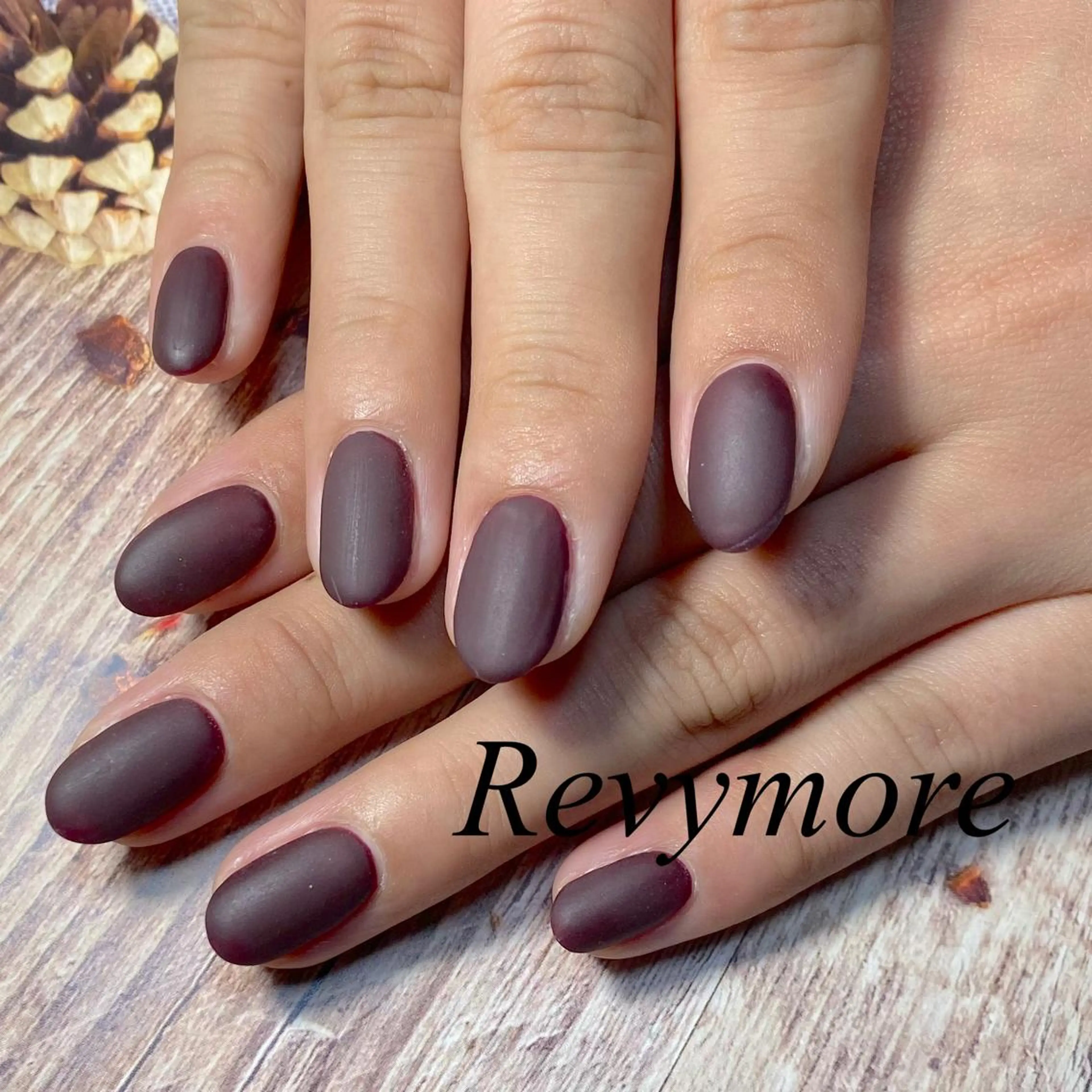 ミディアム ネイル ジェルネイル マットネイル ニュアンスネイル オフィスネイル 赤色 nail salon Revymoreのネイルデザイン