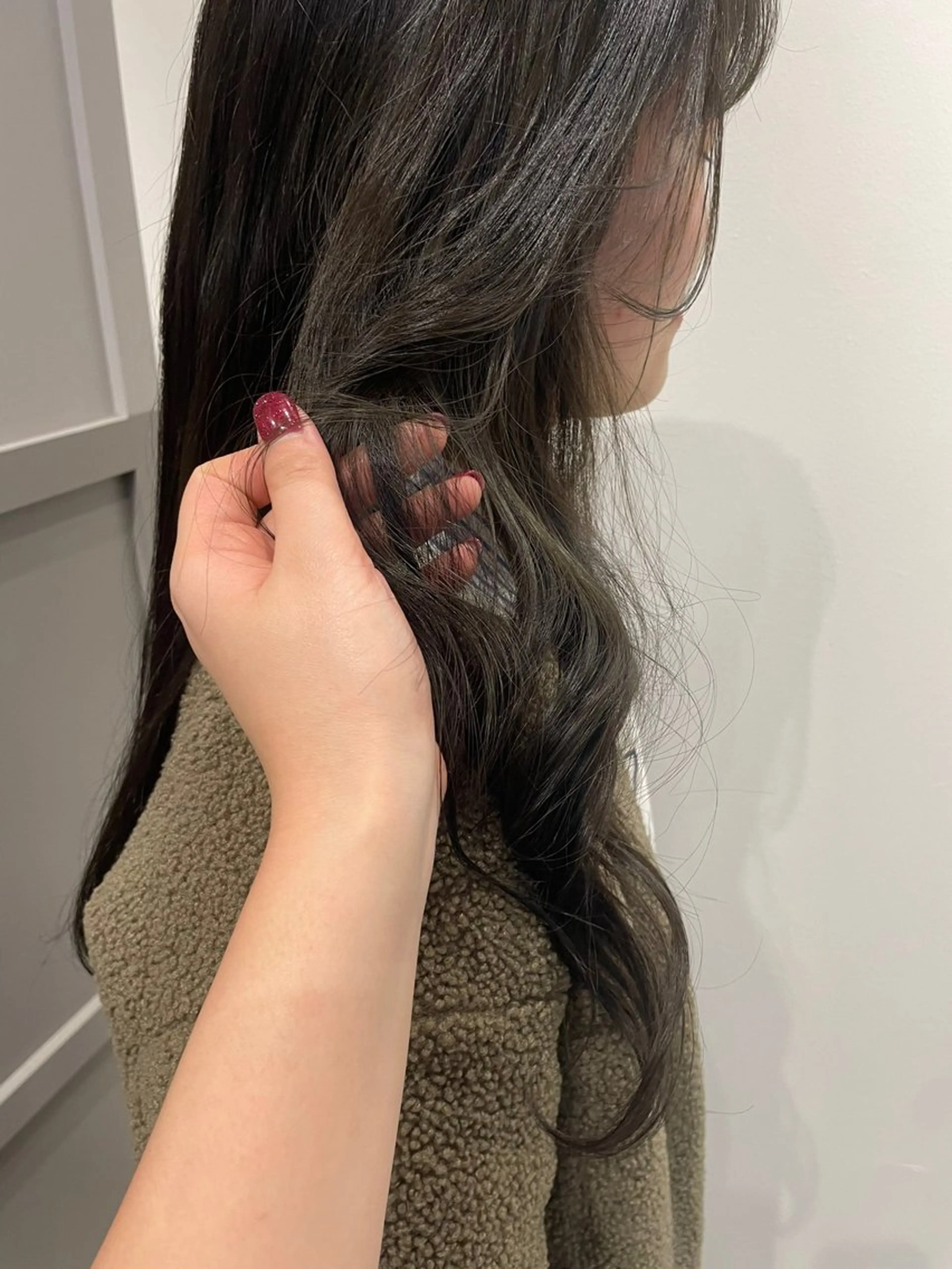 カラー ヨシノ マナウのヘアスタイル