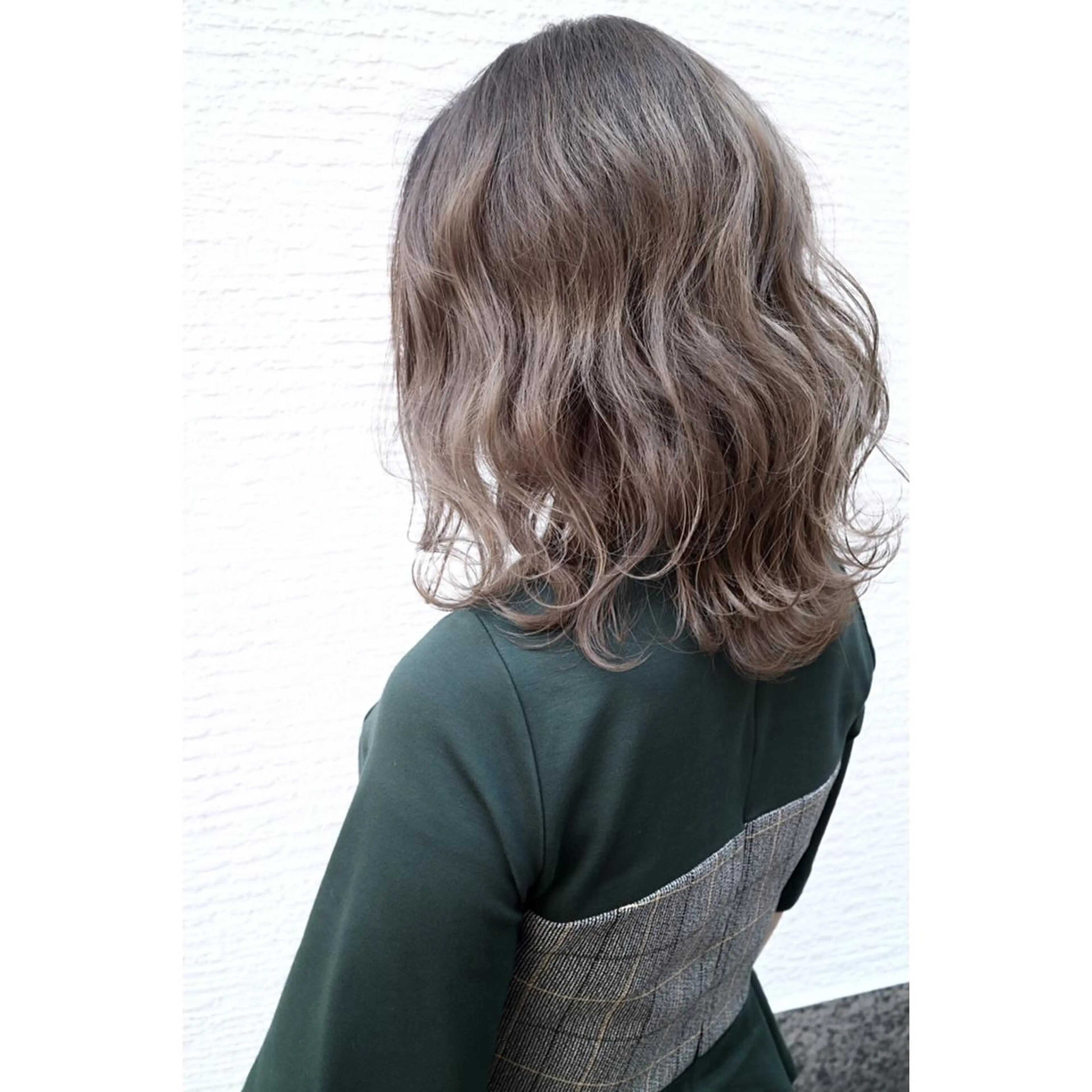 ミディアム カラー ブリーチ ダブルカラー グレージュ イルミナカラー トリートメント OFF YUYAのヘアスタイル