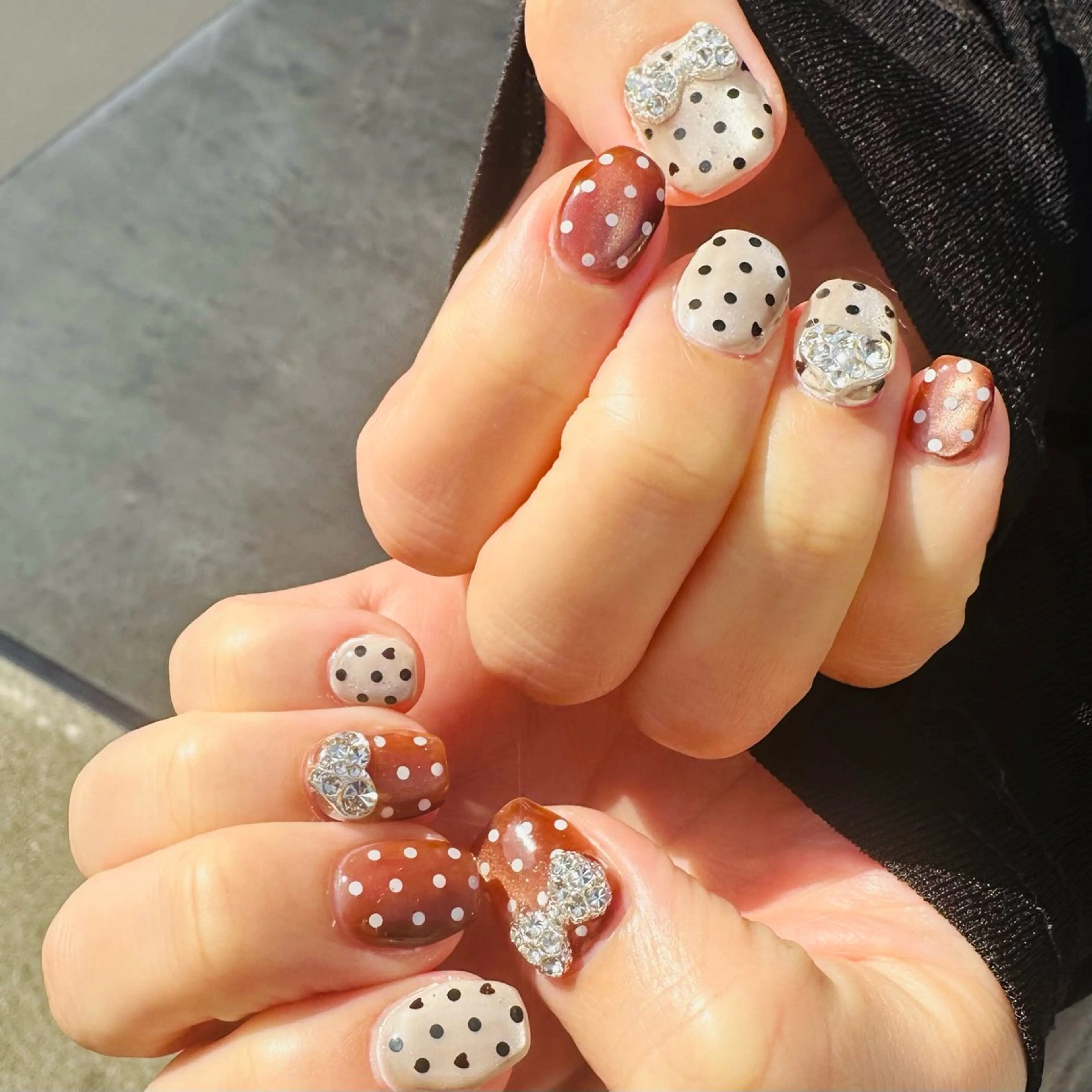 ネイル ブラウン ドット ハート マグネットネイル リボン ハンドネイル ネイルサロンエレノア所属・田端 笑理菜のネイルデザイン