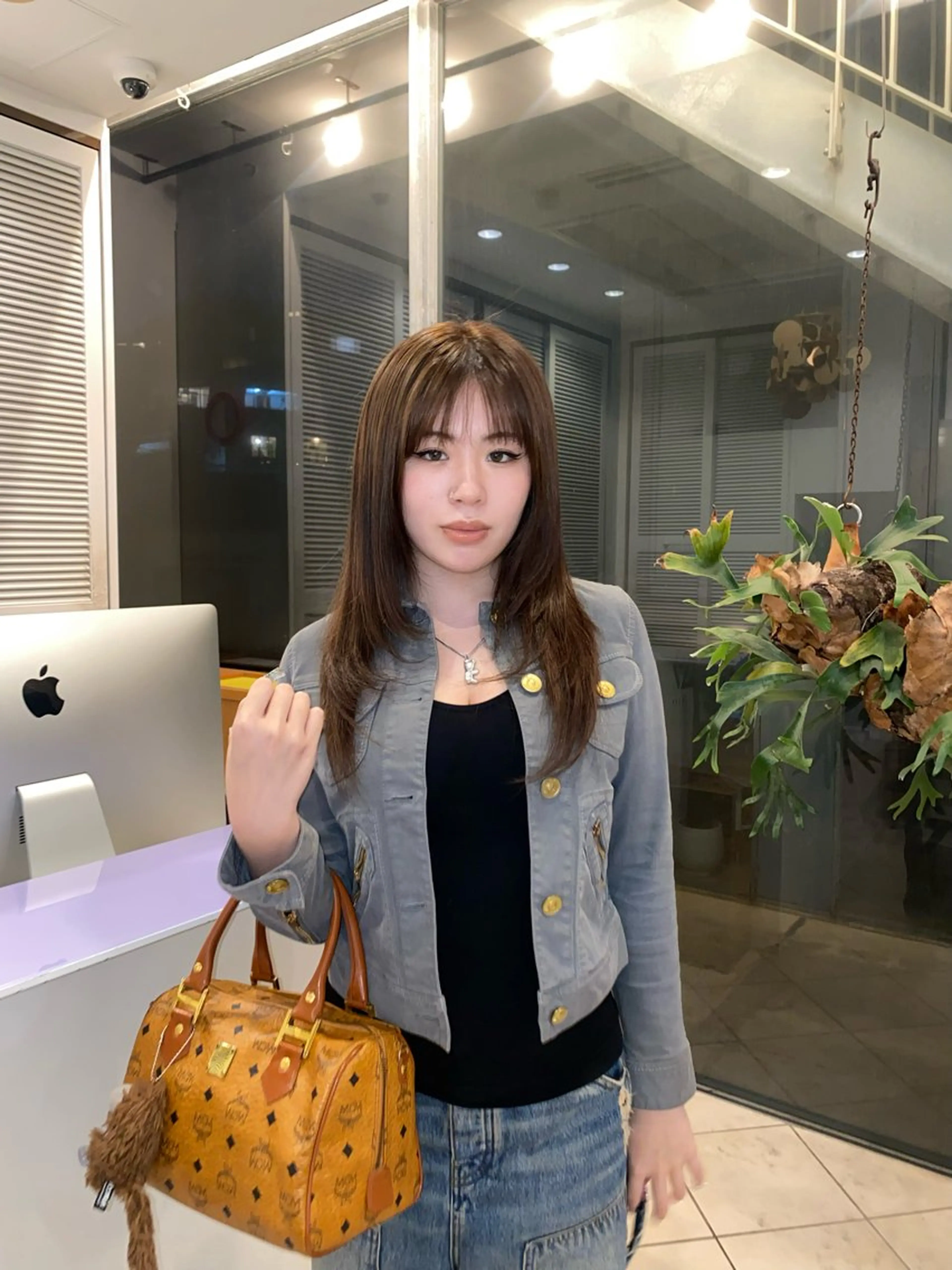 セミロング 柿坂 華のヘアスタイル