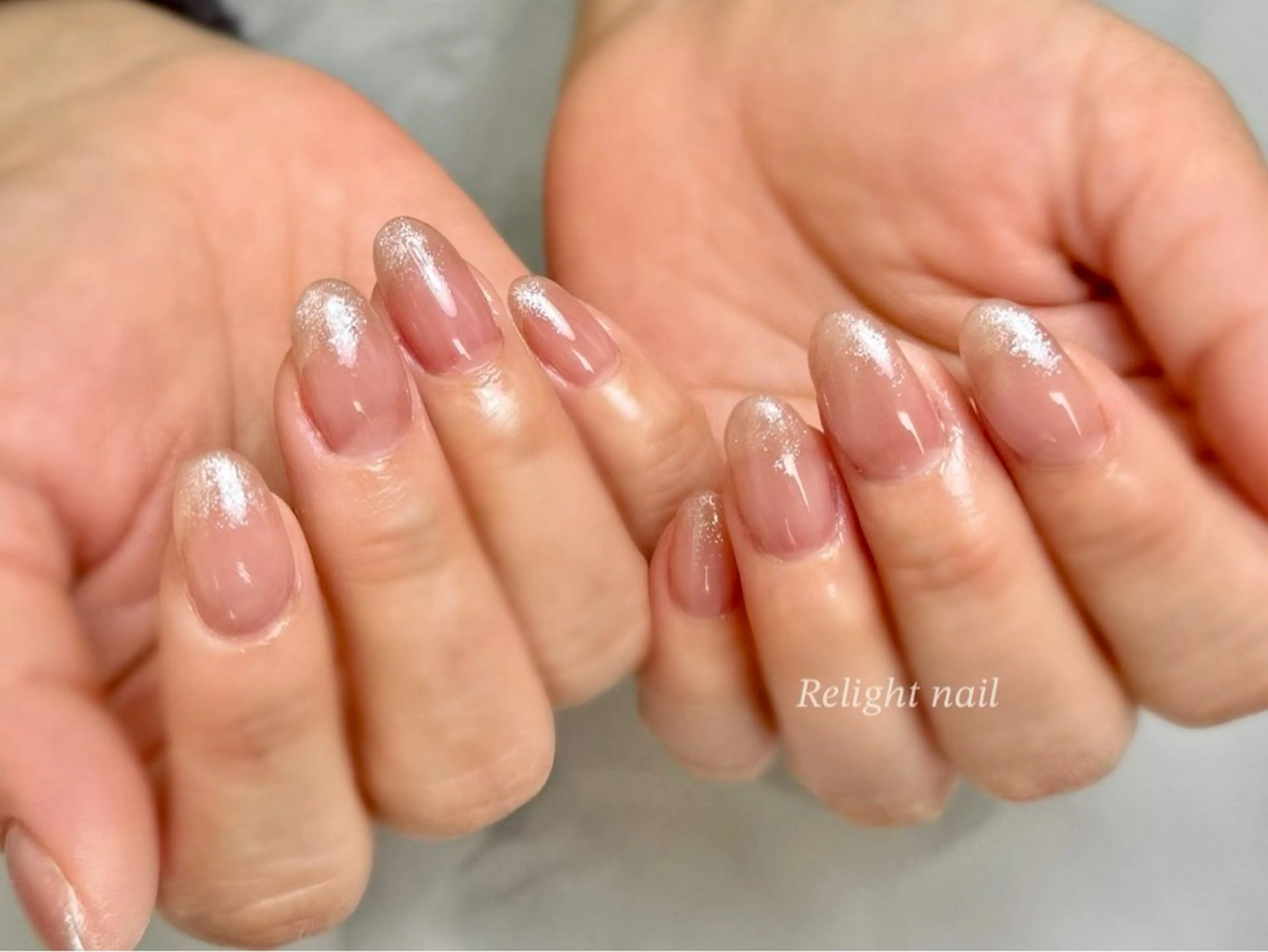 ネイル グラデーション ラメ(グリッター) ラメグラデーション シルバー ホワイト ハンドネイル Relight RIEのネイルデザイン